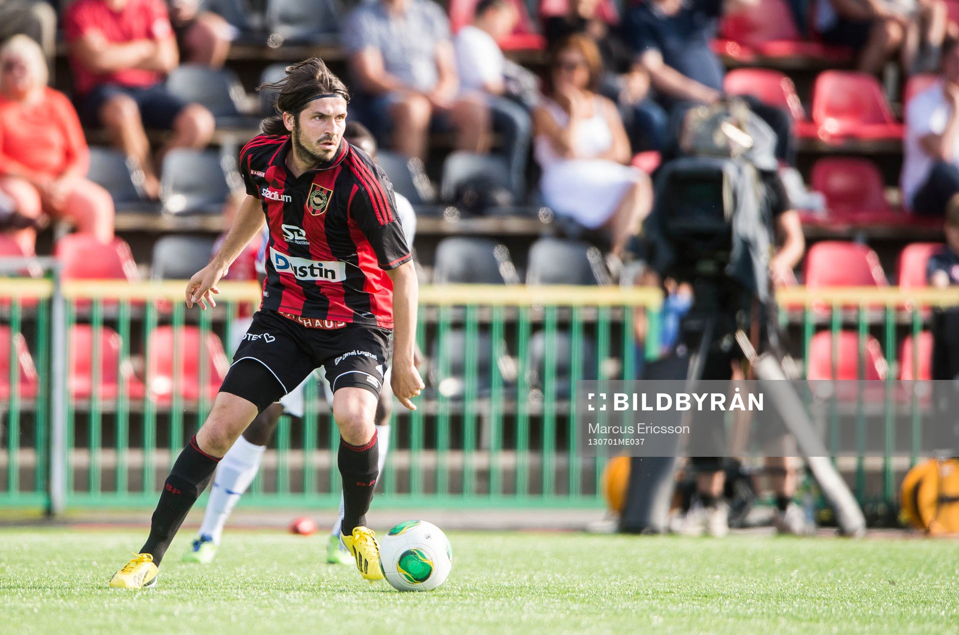 Brommapojkarnas Bojan Djordic i matchen mellan