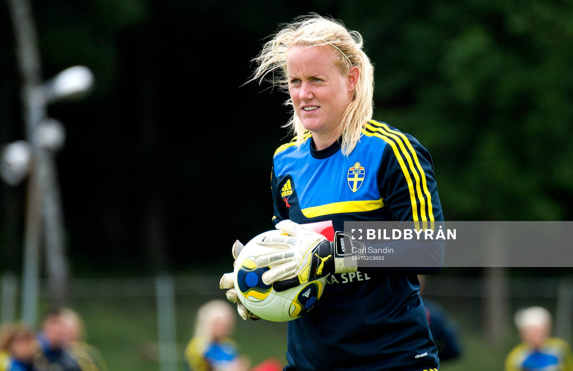 Sveriges målvakt Kristin Hammarström står med en boll i