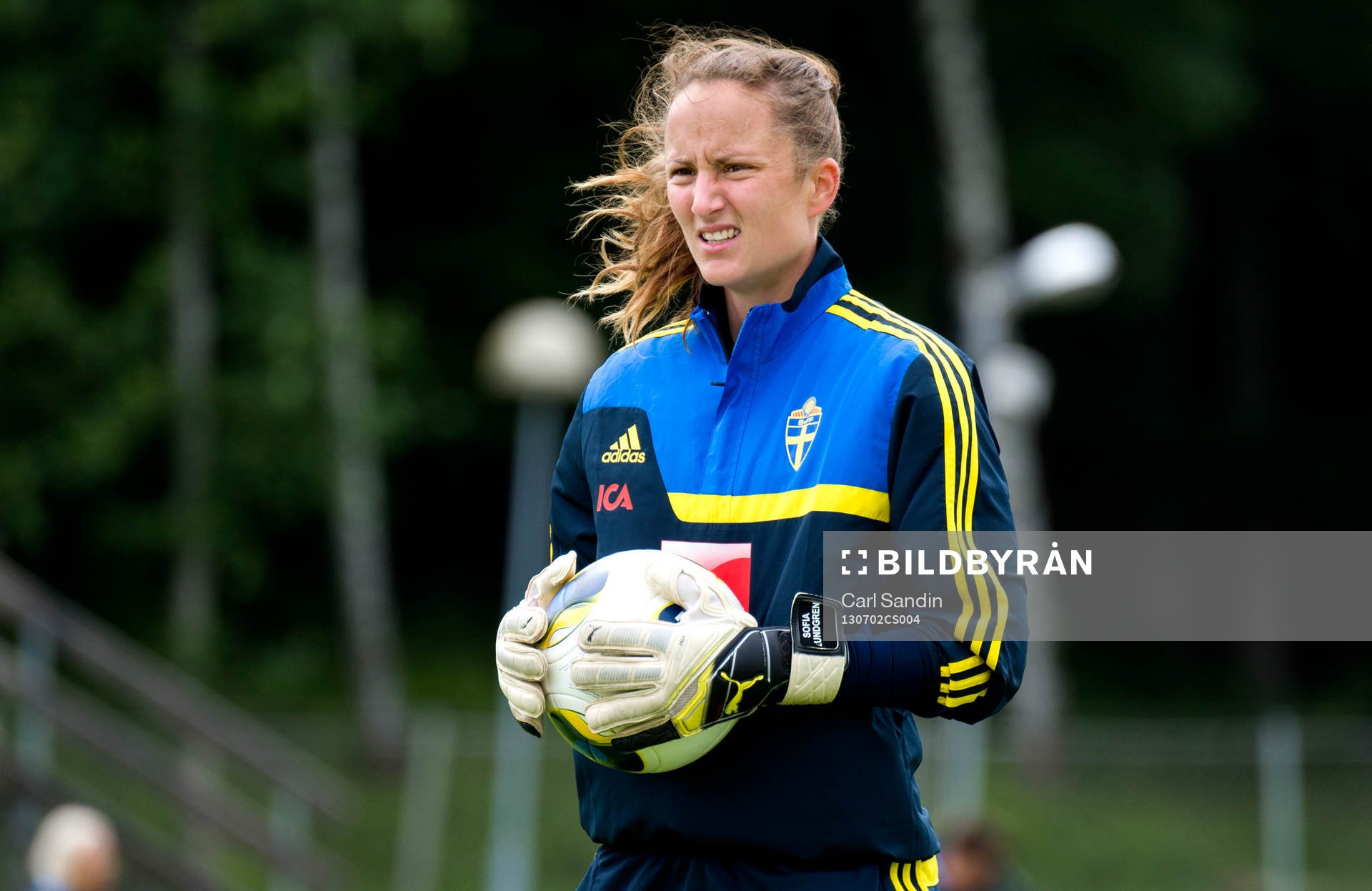 Sveriges målvakt Sofia Lundgren står med en boll i