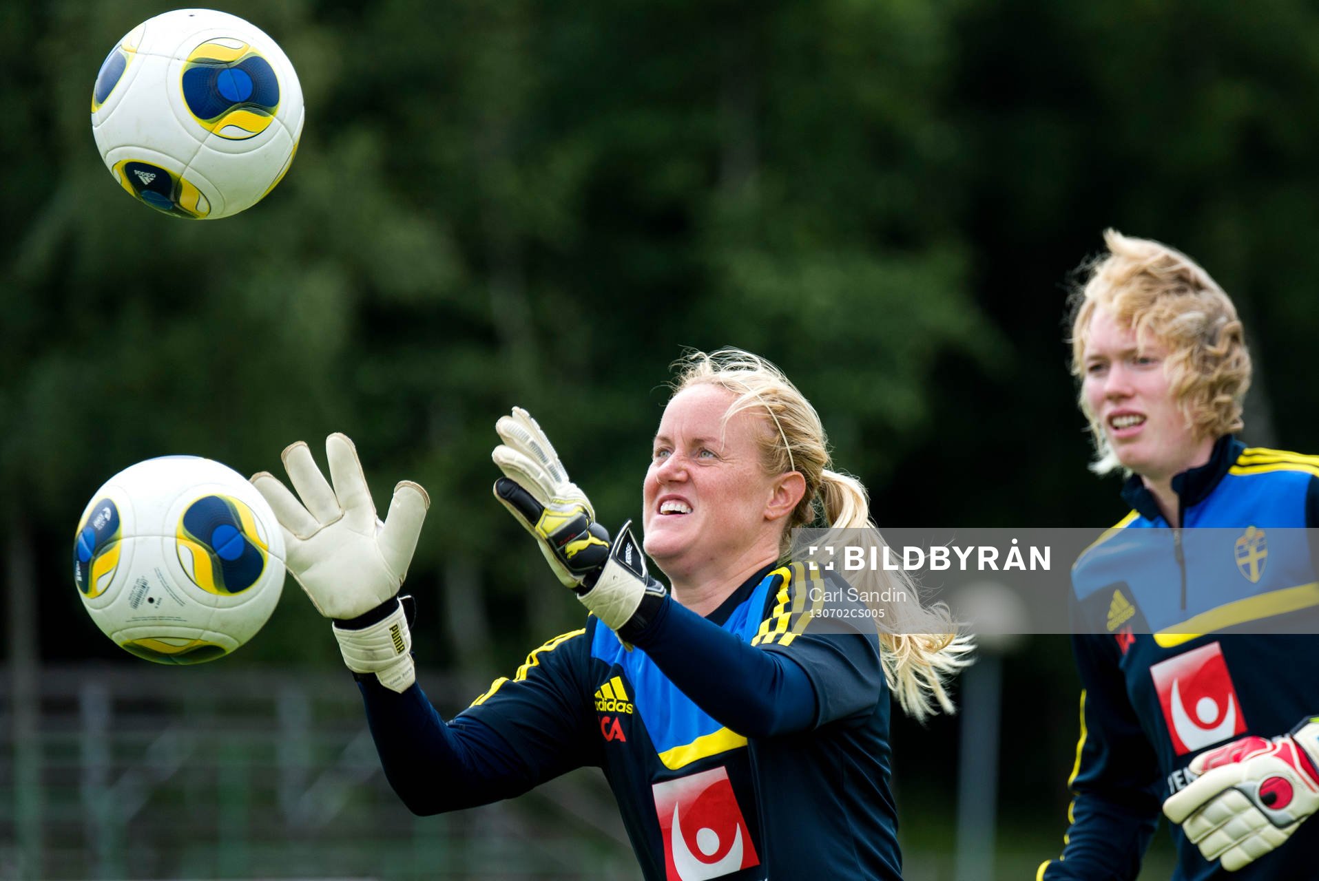 Sveriges målvakt Kristin Hammarström och Hedvig Lindahl