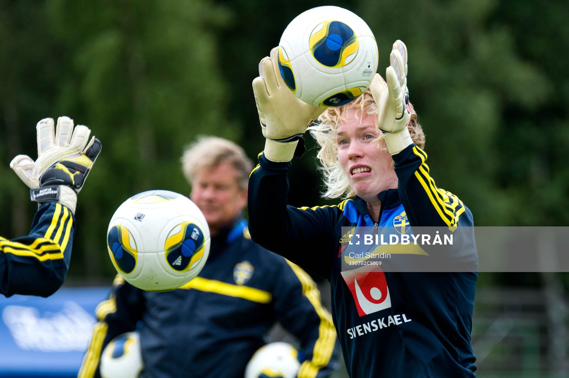 Sveriges målvakt Hedvig Lindahl fångar en boll