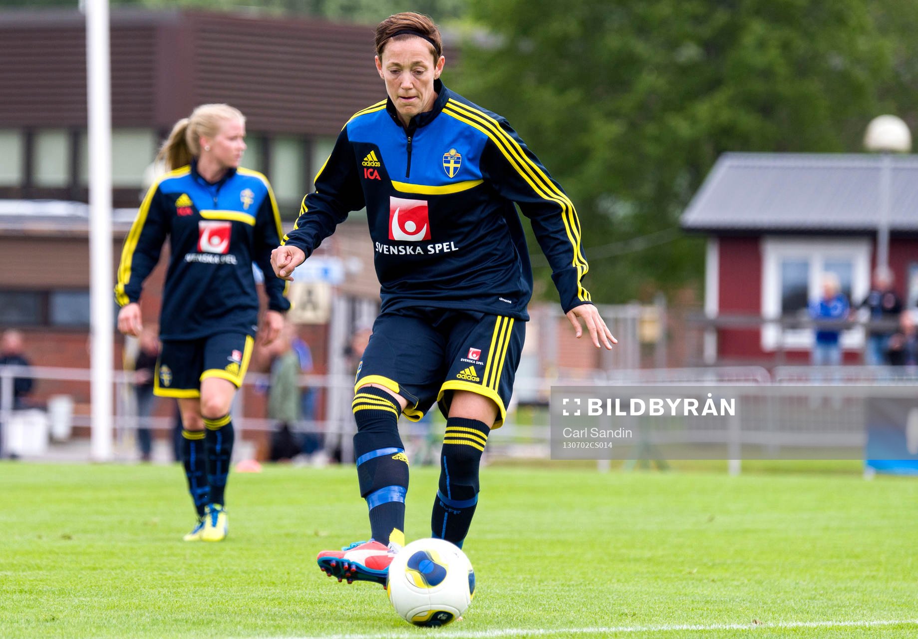 Sveriges Therese Sjögran slår en passning