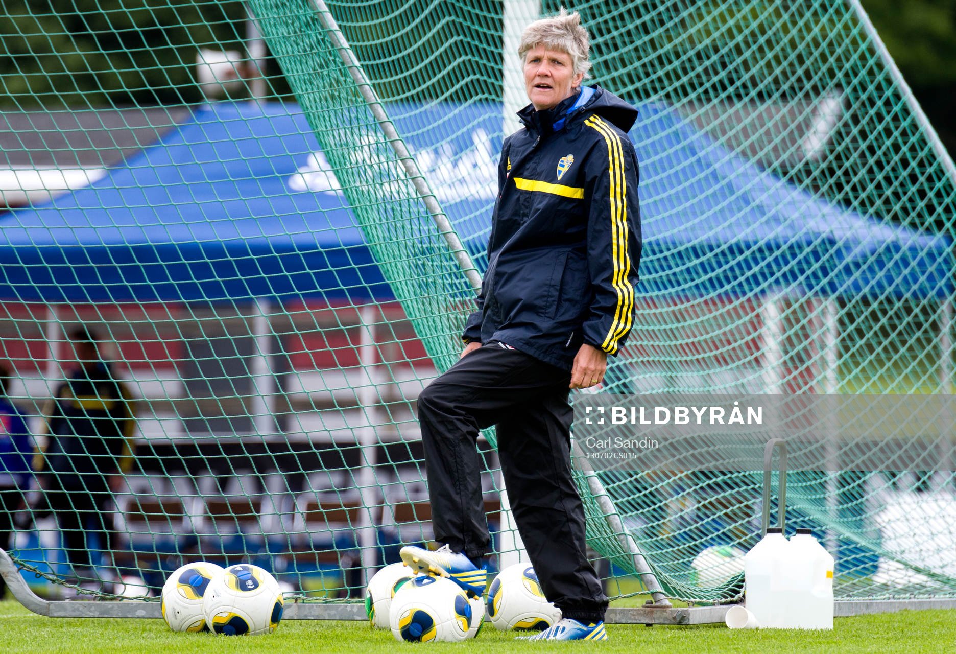 Sveriges förbundskapten Pia Sundhage följer spelet