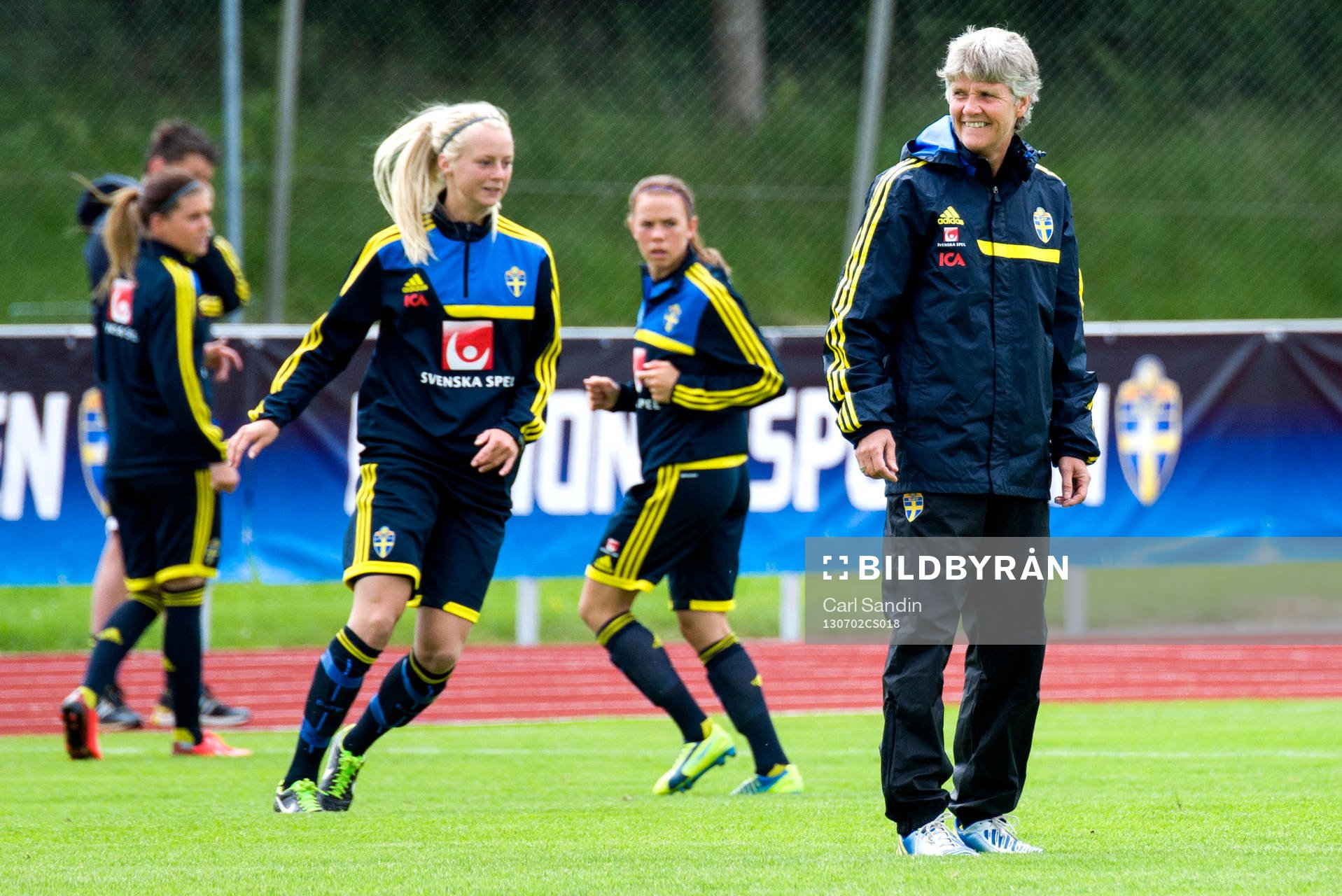 Sveriges förbundskapten Pia Sundhage följer uppvärmningen