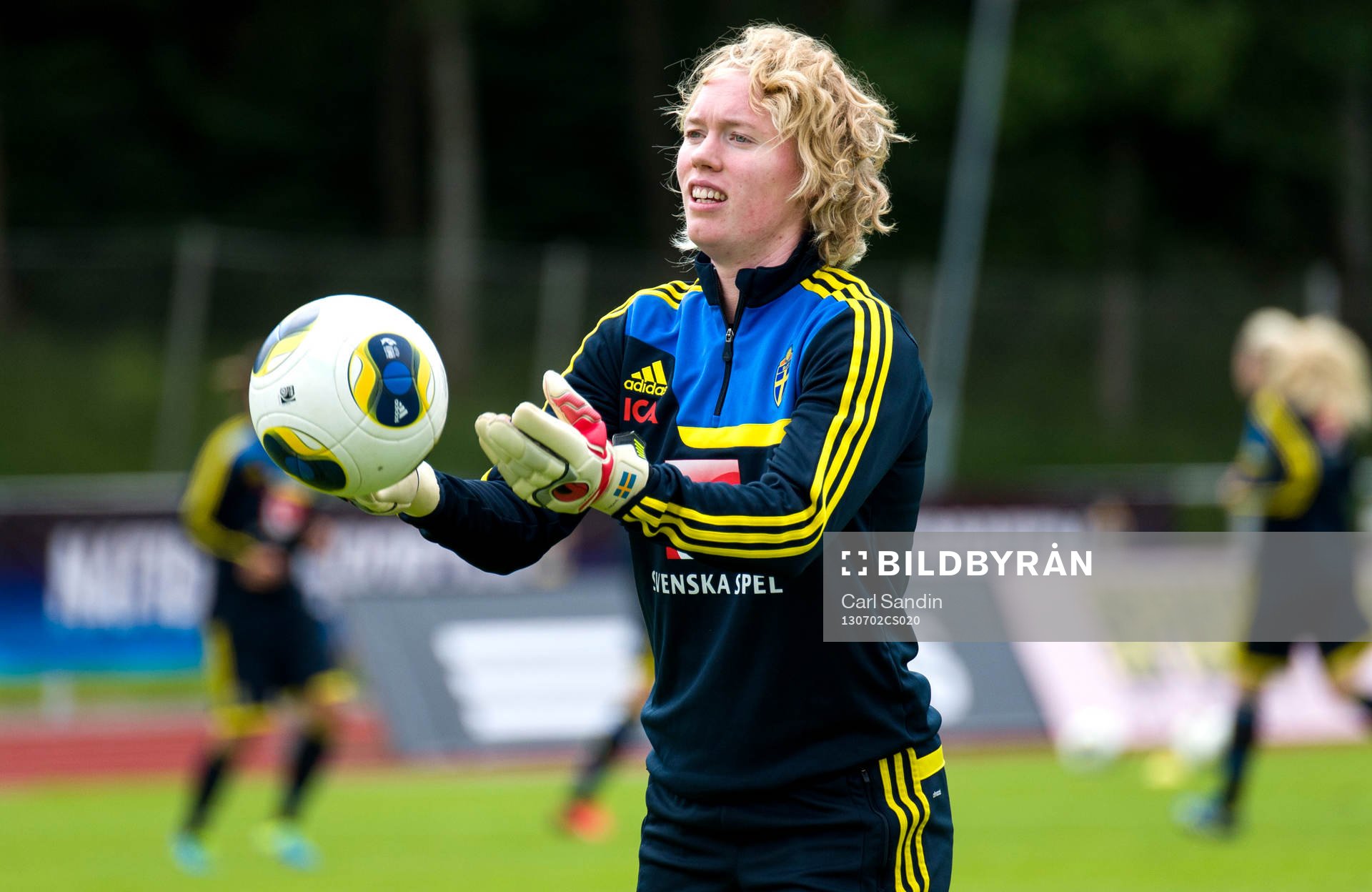 Sveriges målvakt Hedvig Lindahl kastar en boll