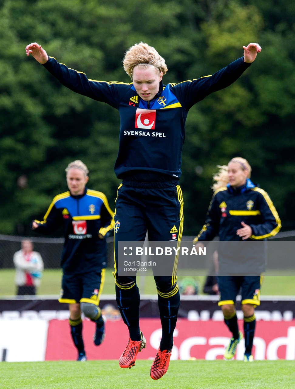 Sveriges målvakt Hedvig Lindahl värmer upp