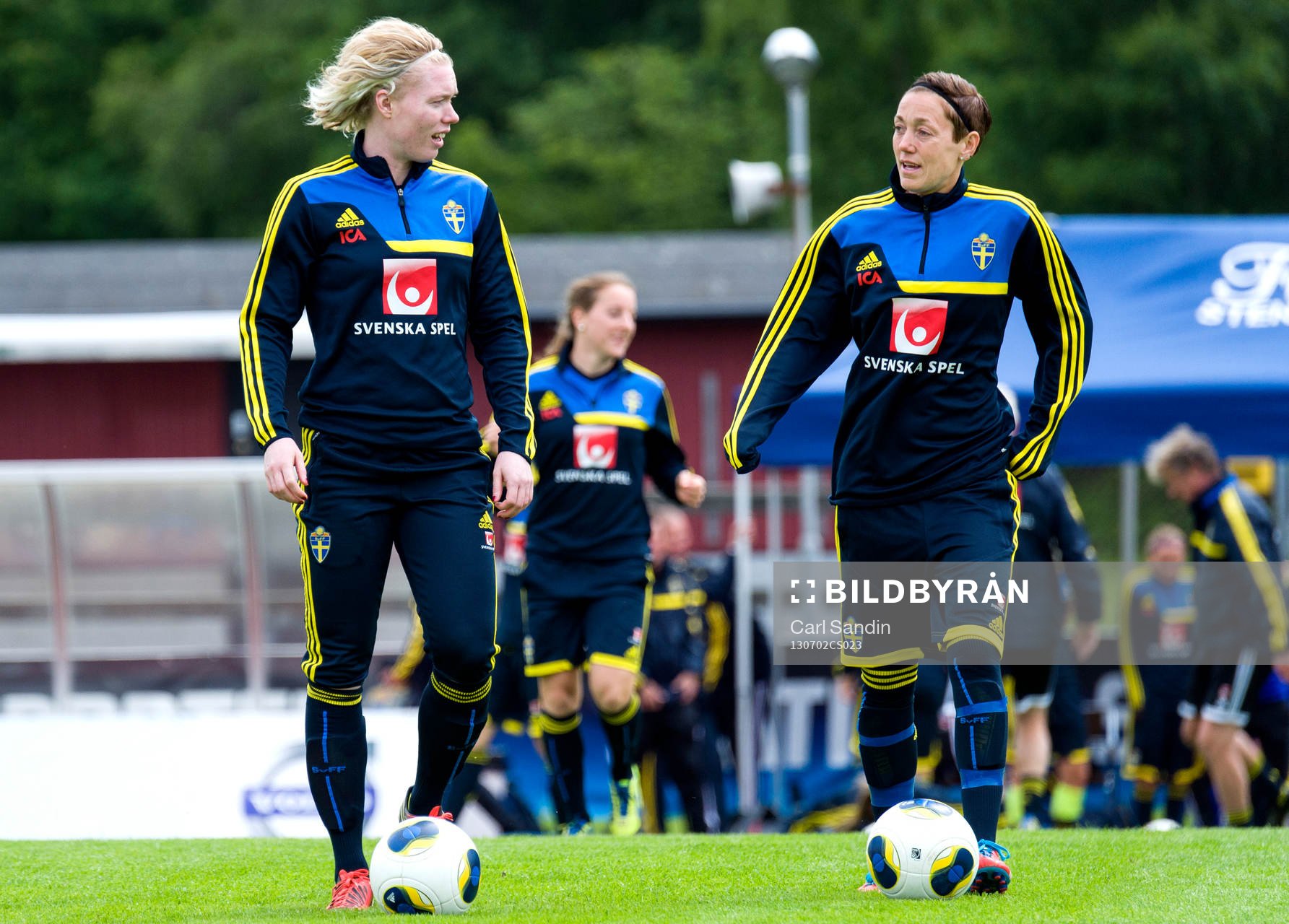 Sveriges målvakt Hedvig Lindahl och Therese Sjögran pratar