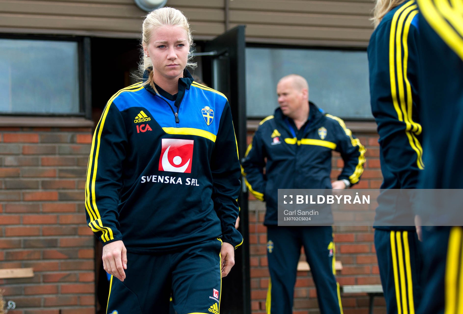 Sveriges Jenny Hjohlman går ut mot planen innan träningen