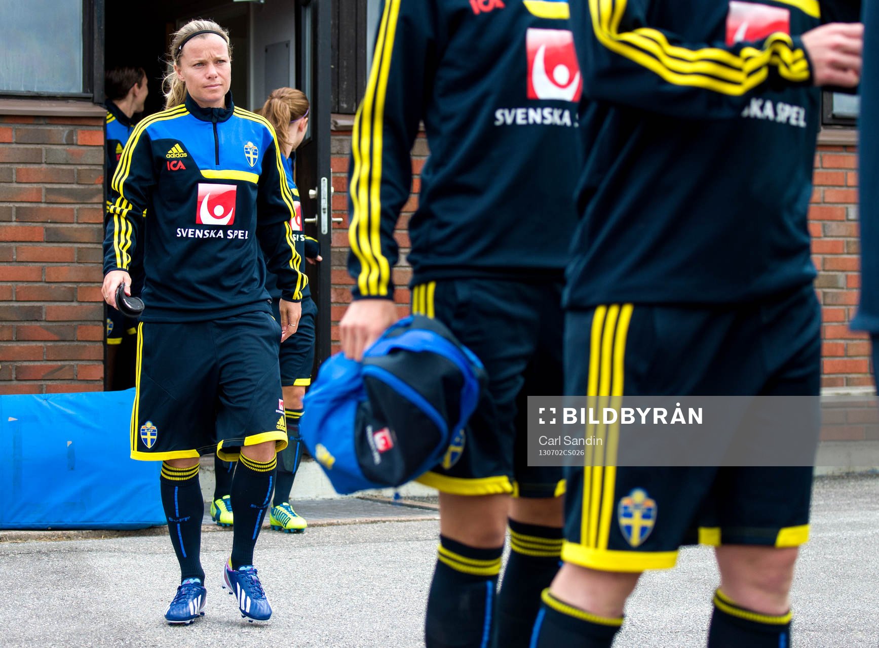 Sveriges Sara Thunebro går ut mot planen innan träningen