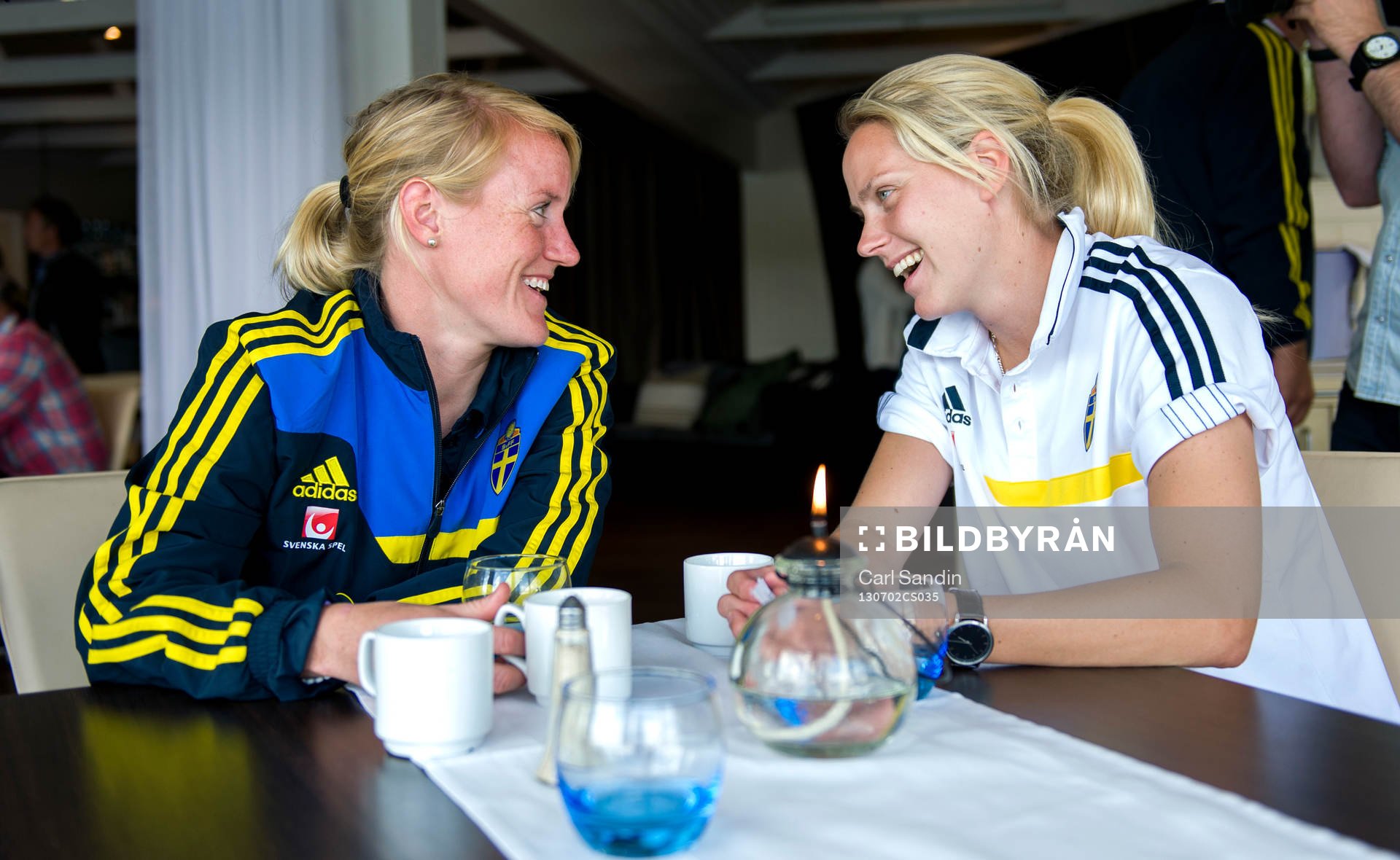 Sveriges Marie Hammarström och Lisa Dahlkvist sitter och