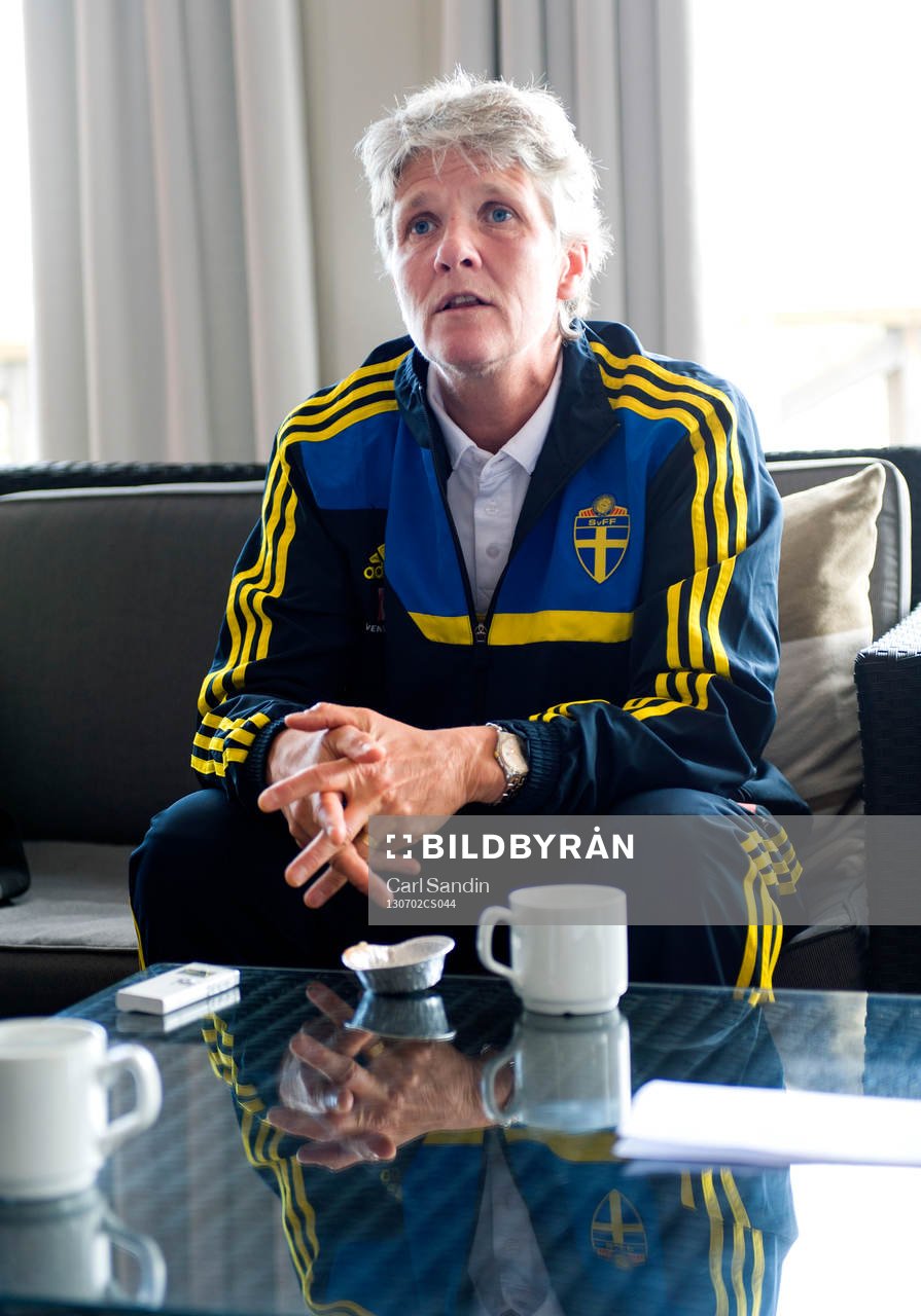 Sveriges förbundskapten Pia Sundhage blir intervjuad