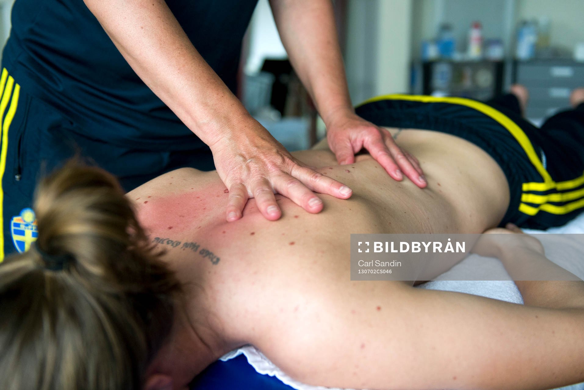 Sveriges Lina Nilsson får massage av sjukgymnast Annica