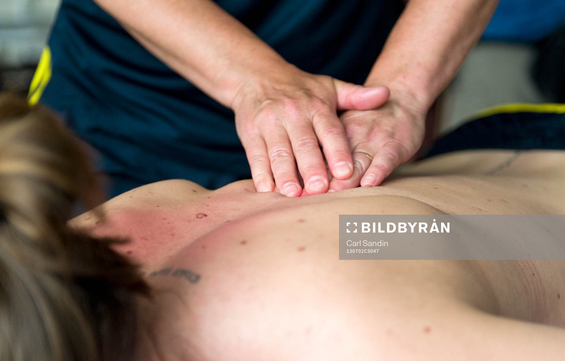 Sveriges Lina Nilsson får massage av sjukgymnast Annica