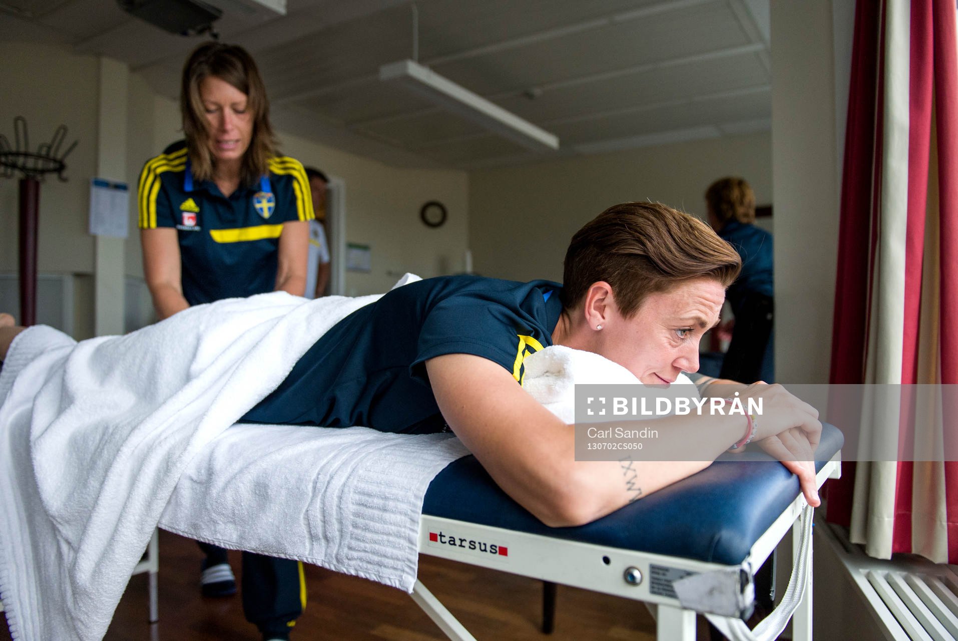 Sveriges Therese Sjögran får massage av sjukgymnast Karin
