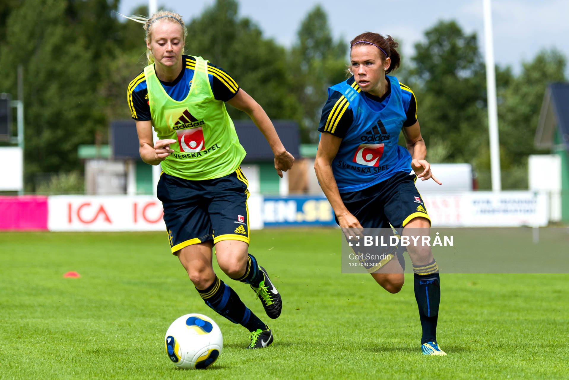 Sveriges Amanda Ilestedt jagar efter Jessica Samuelsson under träningen inför matchen mot England den 3 juli 2013 i Ljungskile.