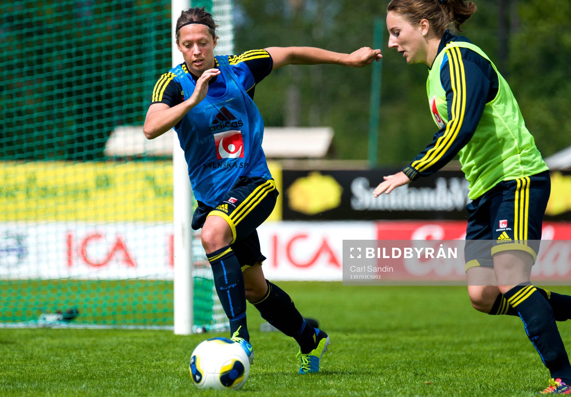 Sveriges Lina Nilsson sätter försvarar mot Antonia