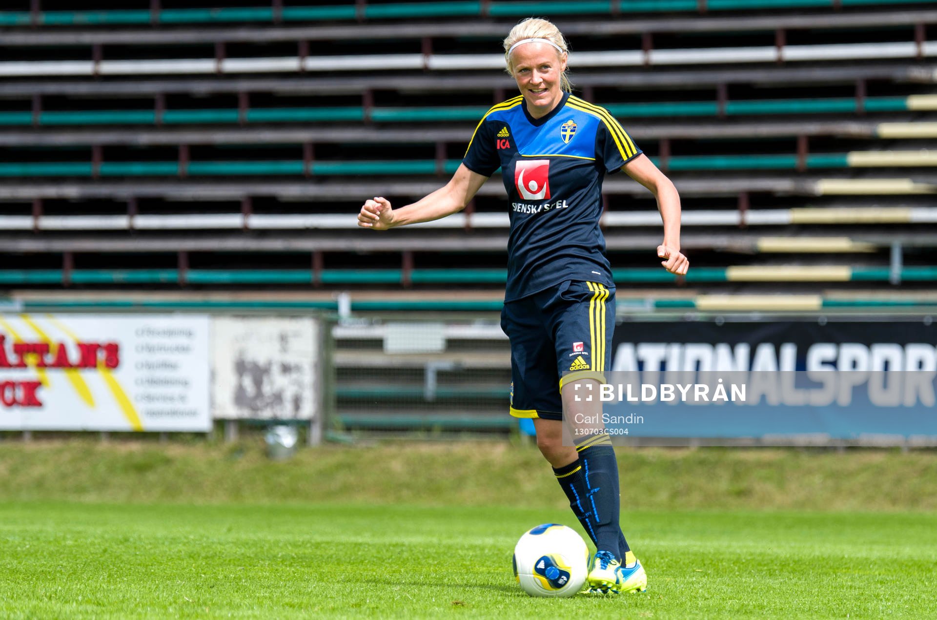 Sveriges Josefine Öqvist med bollen