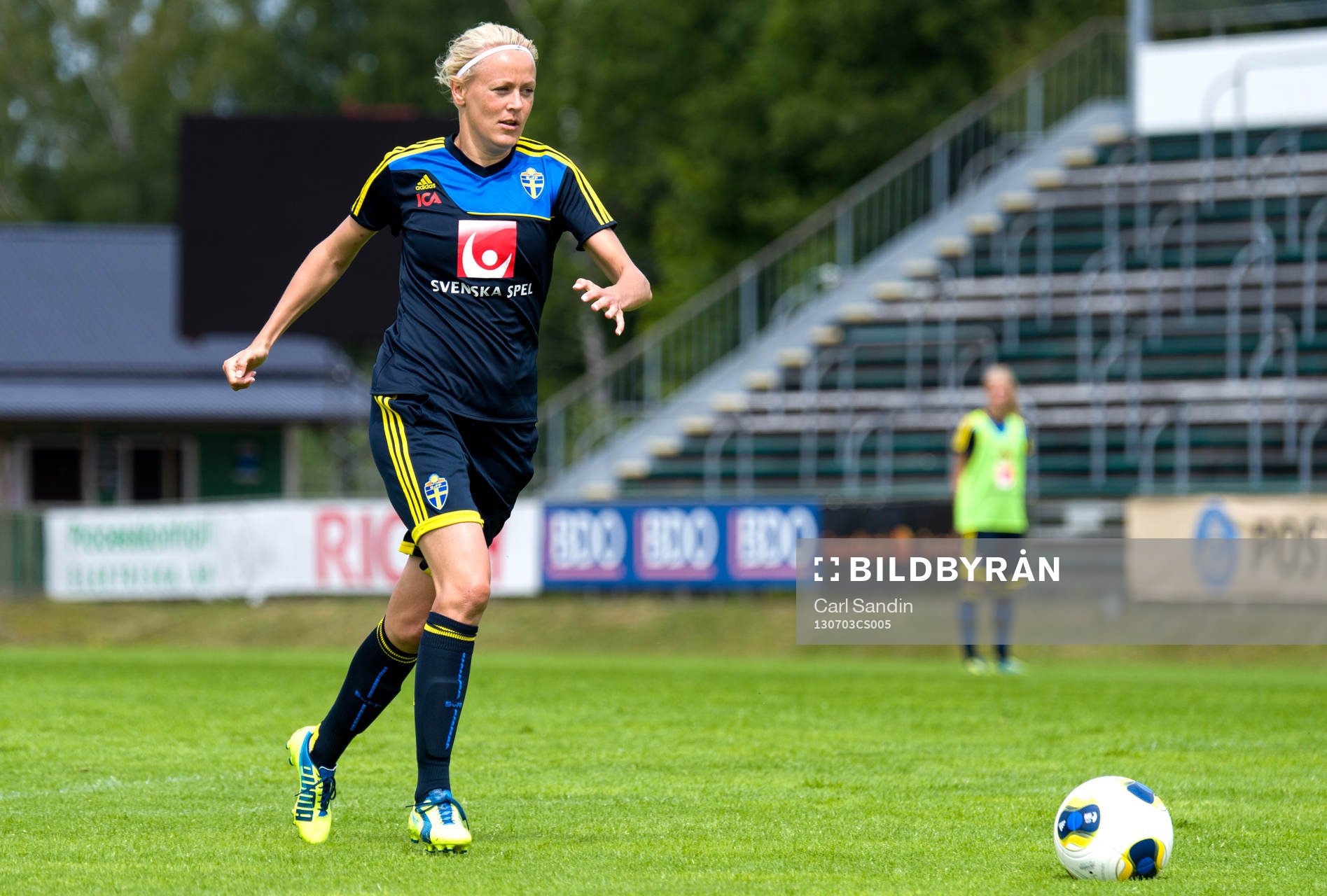 Sveriges Josefine Öqvist med bollen