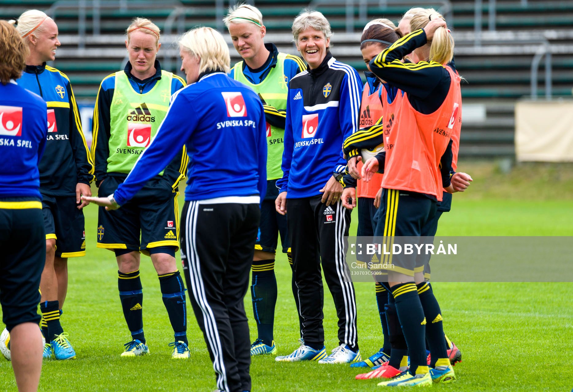 Sveriges Caroline Seger, Nilla Fischer, förbundskapten Pia Sundhage står med resten av laget under träningen inför matchen mot England den 3 juli 2013 i Ljungskile.