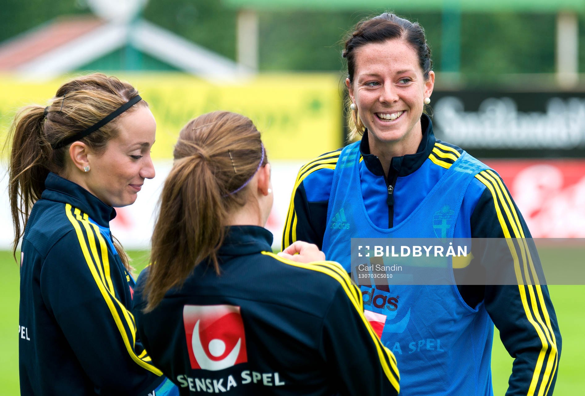 Sveriges Lotta Schelin pratar med Kosovare Asllani och