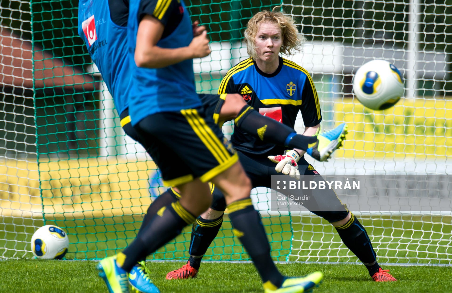 Sveriges målvakt Hedvig Lindahl har följer bollen med