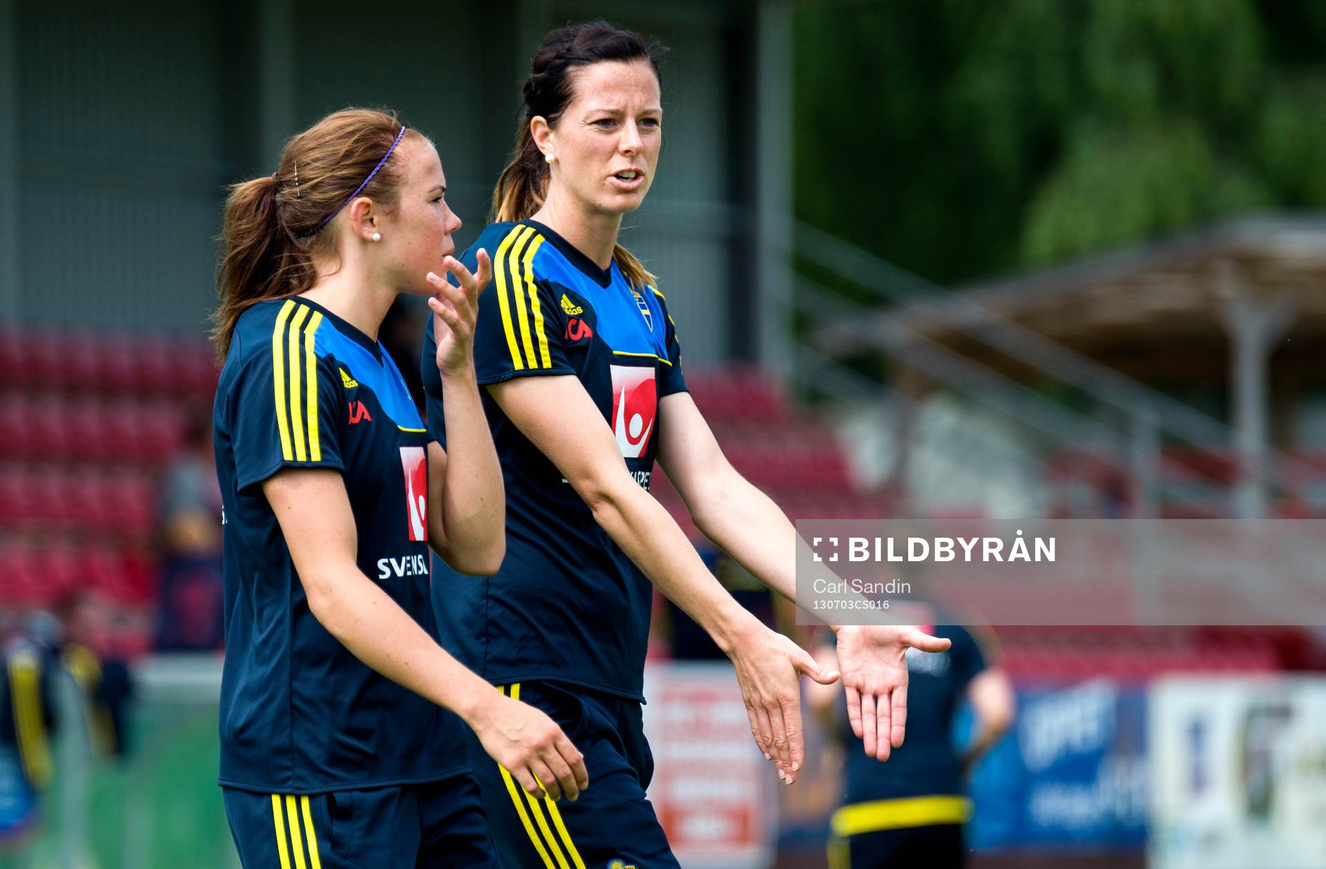 Sveriges Lotta Schelin (h) pratar med Jessica Samuelsson (v)