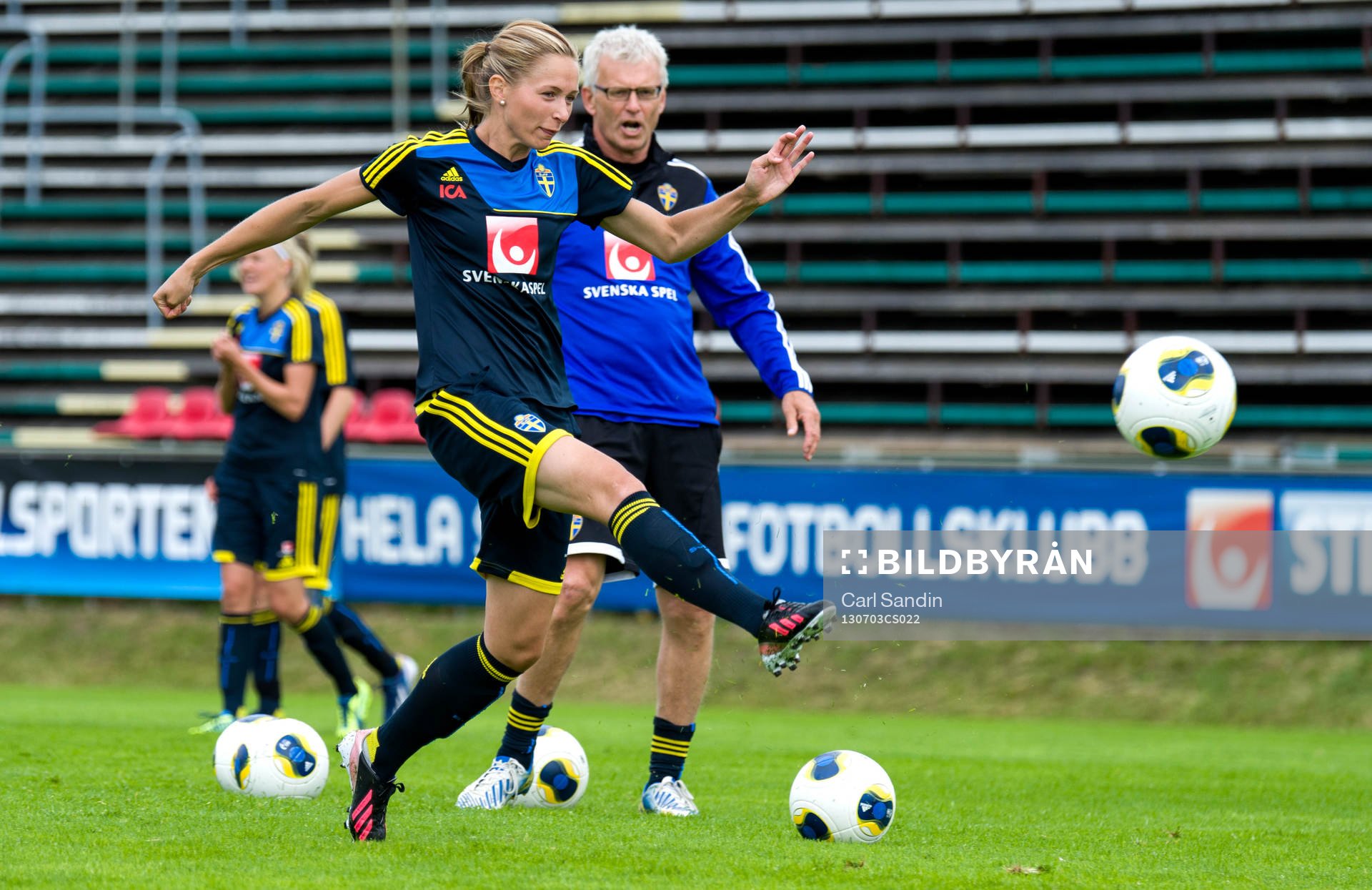 Sveriges Emmelie Konradsson skjuter mot mål