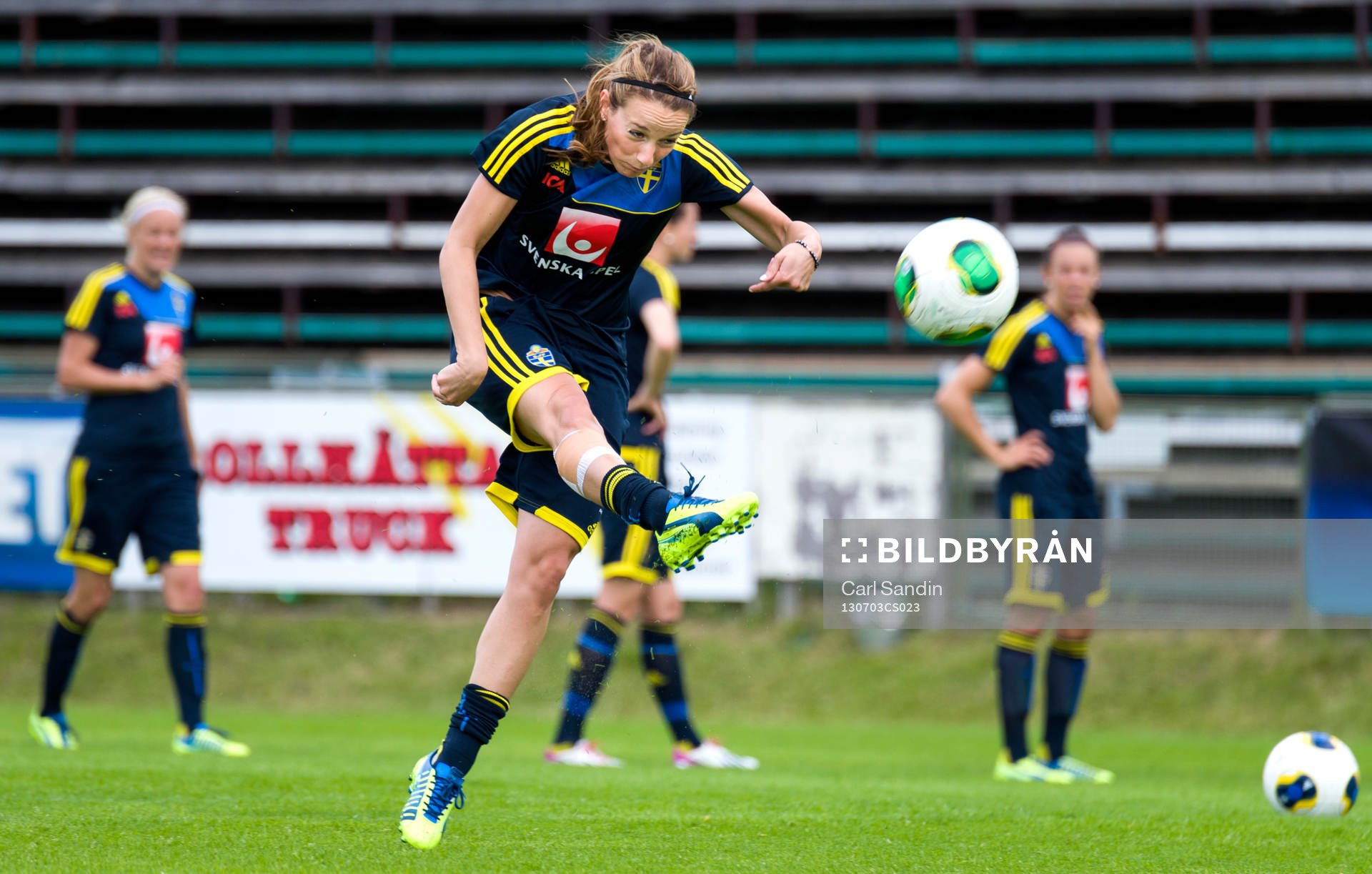 Sveriges Kosovare Asllani skjuter mot mål