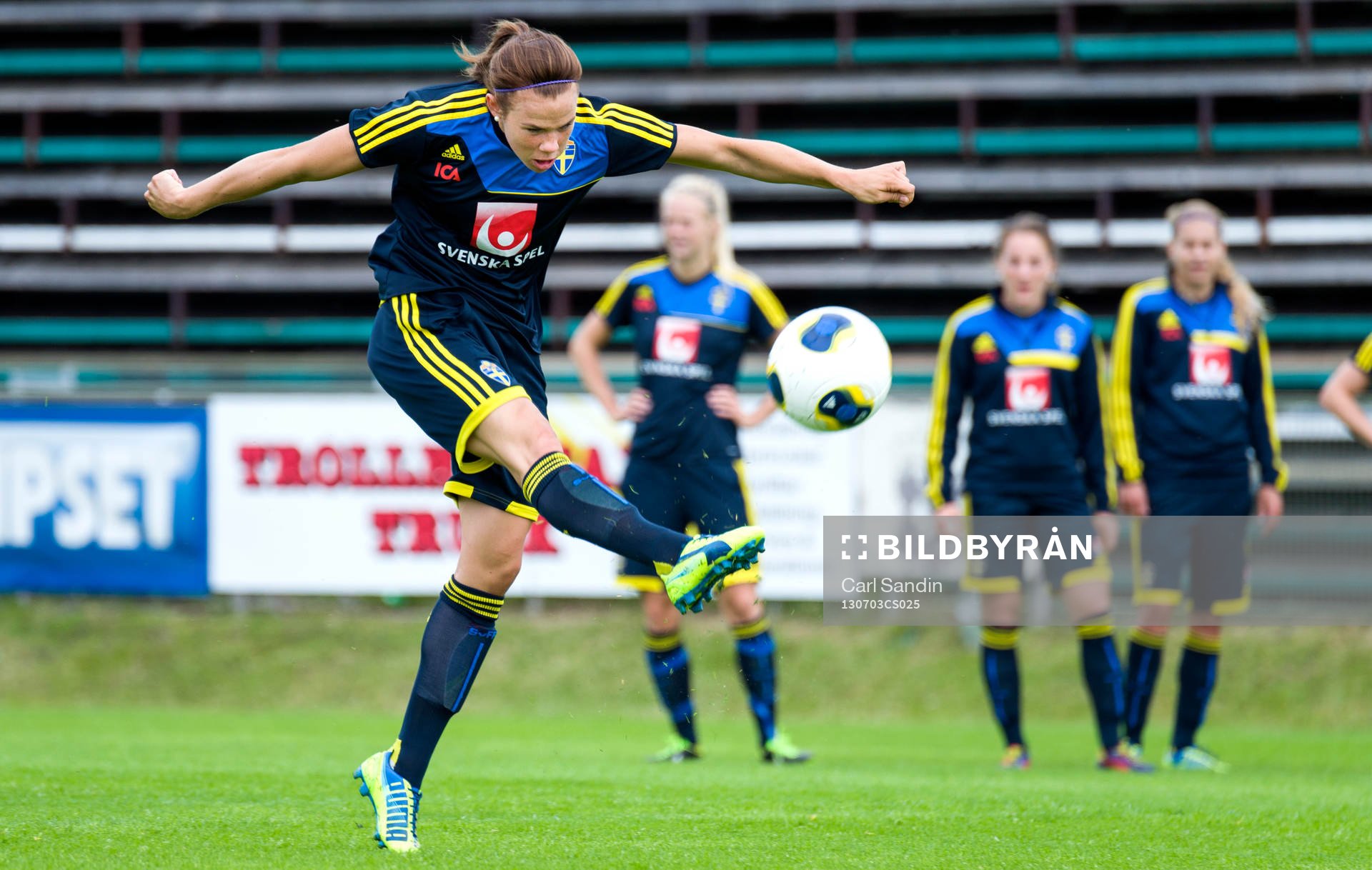 Sveriges Jessica Samuelsson skjuter mot mål