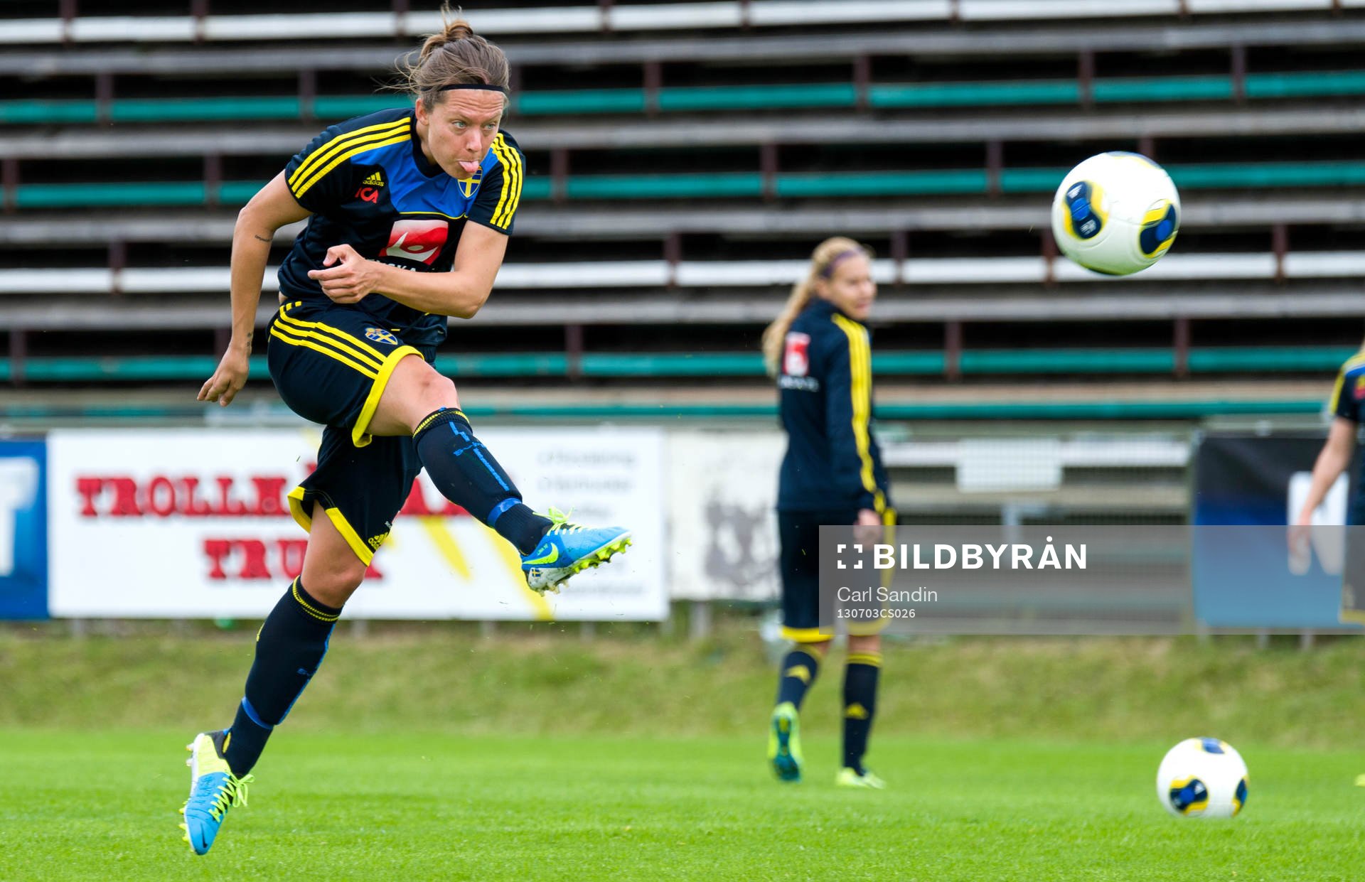 Sveriges Lina Nilsson skjuter mot mål