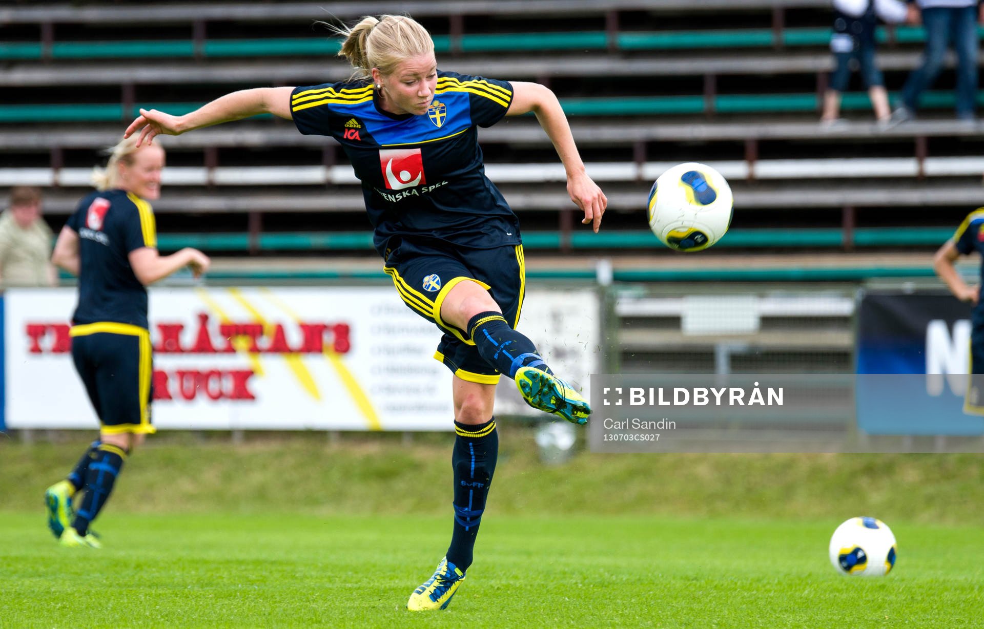 Sveriges Jenny Hjohlman skjuter mot mål