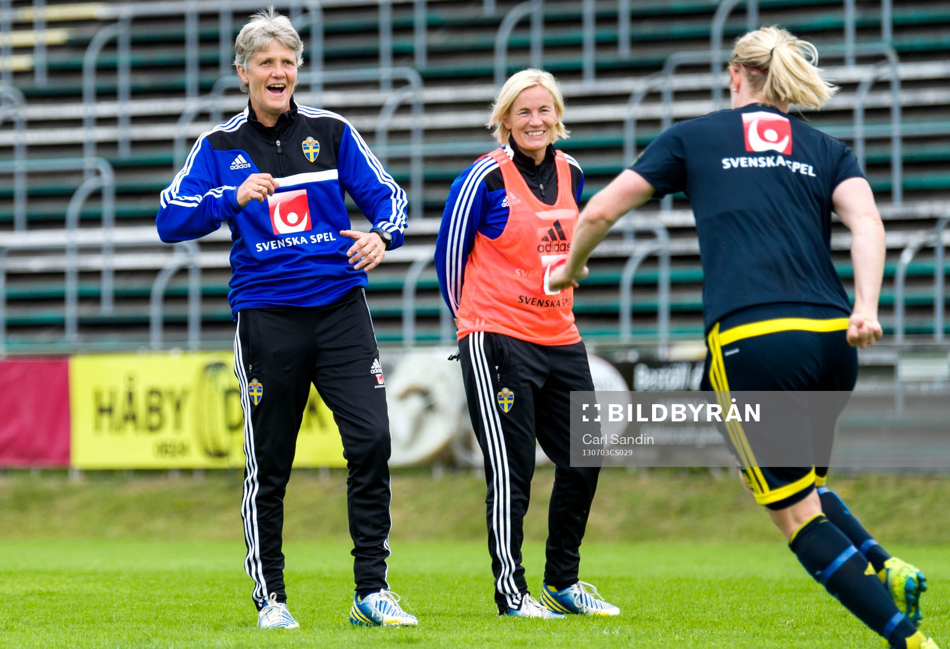 Sveriges förbundskapten Pia Sundhage jublar tillsammans med assisterande förbundskapten Lilie Gutke Persson under träningen inför matchen mot England den 3 juli 2013 i Ljungskile.