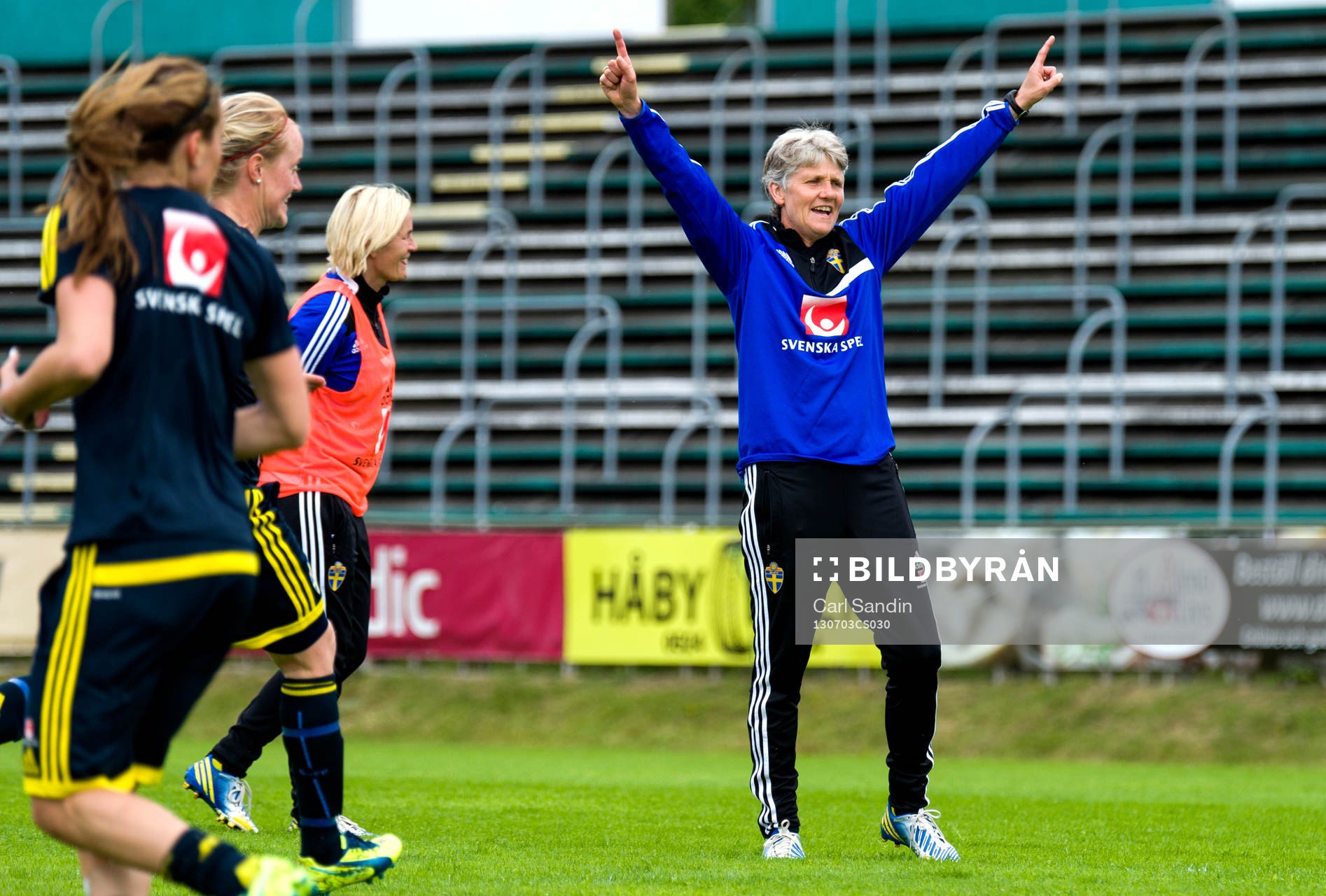 Sveriges förbundskapten Pia Sundhage sträcker upp armarna