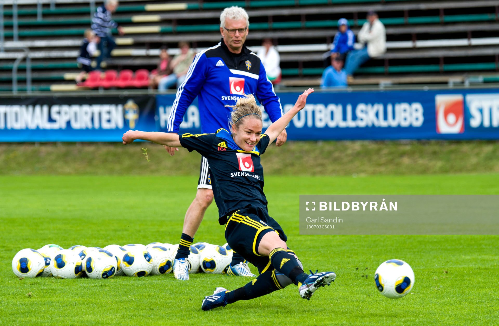 Sveriges Stina Segerström skjuter mot mål