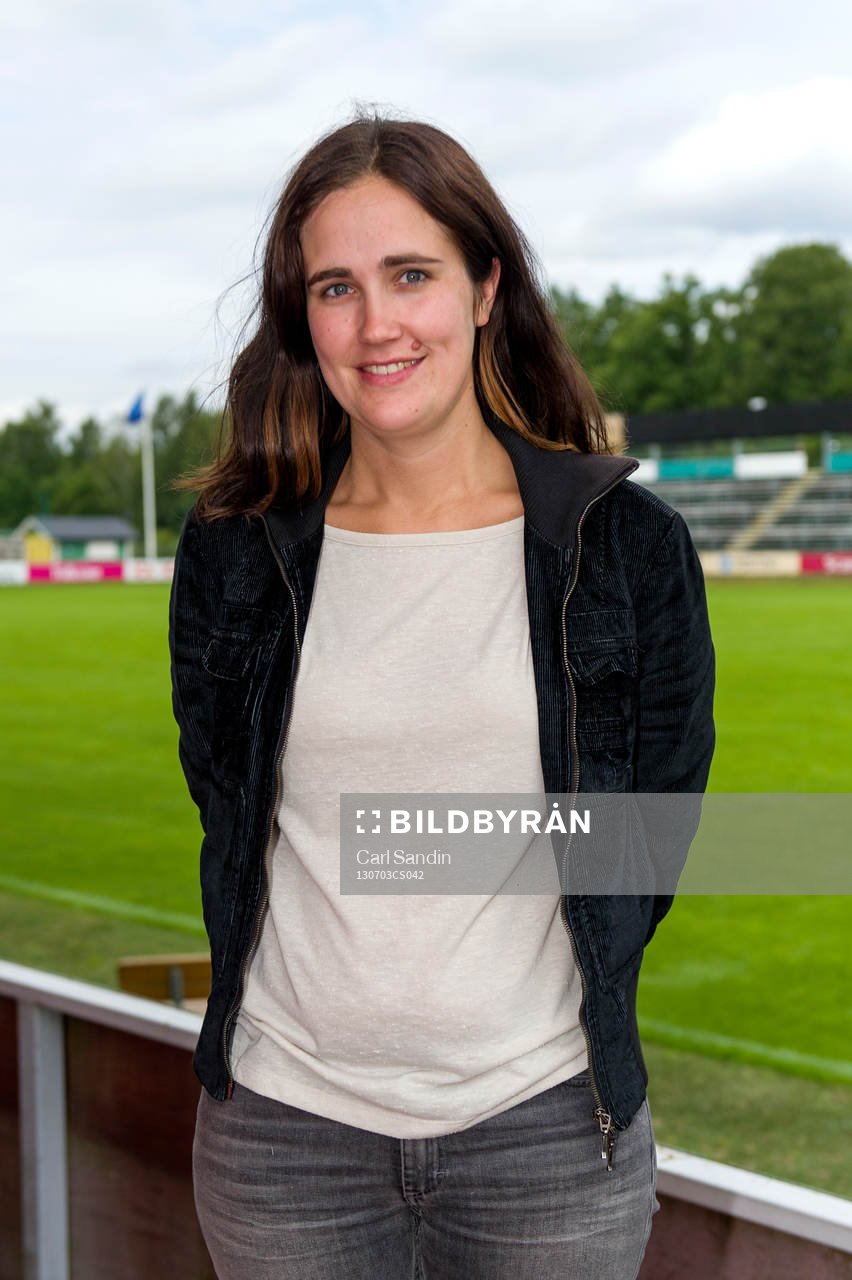 Anja Gatu, journalist på Sydsvenskan fotograferas efter träningen inför matchen mot England den 3 juli 2013 i Ljungskile.