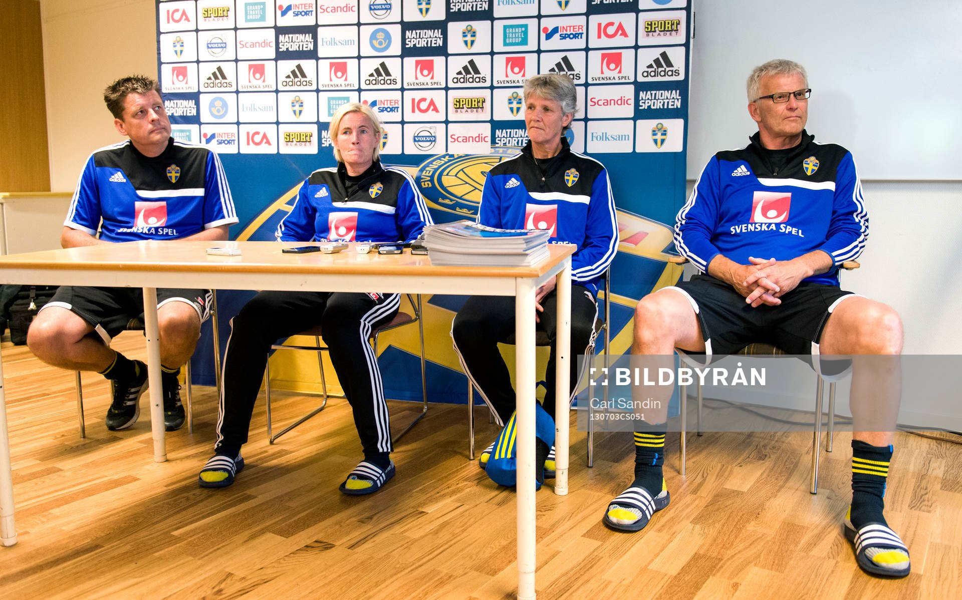 Sveriges läkare Mats Börjesson, Assisterande förbundskapten Lilie Persson, förbundskapten Pia Sundhage och assisterande förbundskapten Birger Jacobsson under presskonferensen efter träningen inför matchen mot England den 3 juli 2013 i Ljungskile.