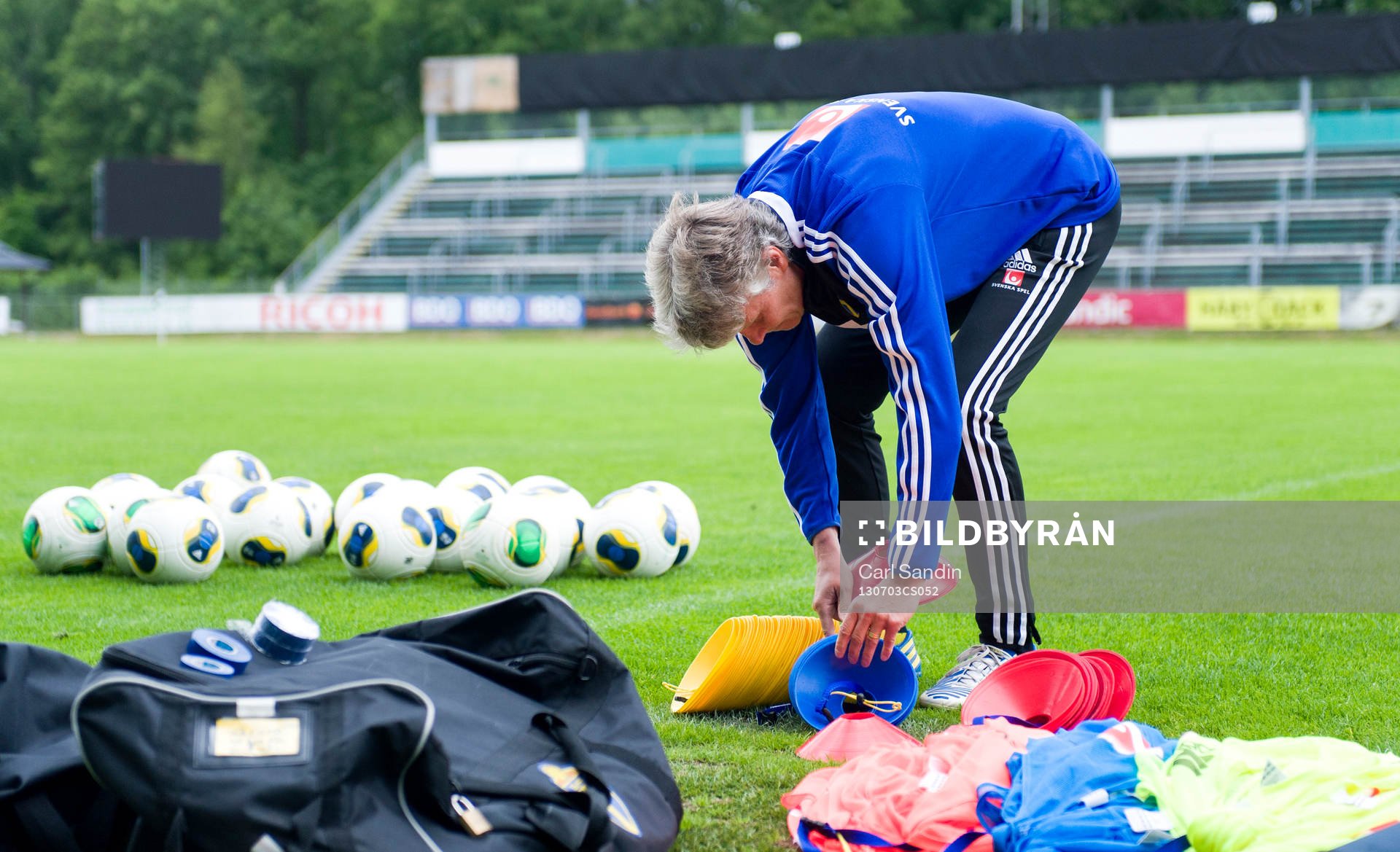 Sveriges förbundskapten Pia Sundhage gör i ordning innan