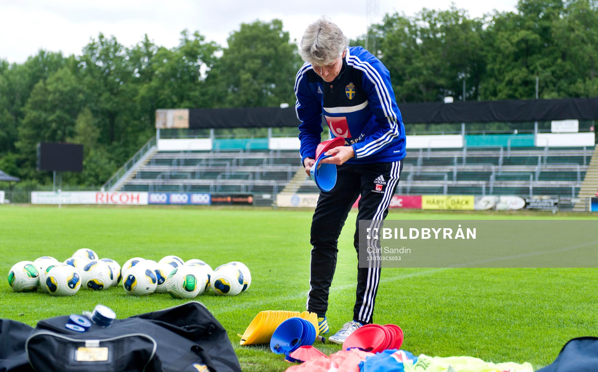 Sveriges förbundskapten Pia Sundhage gör i ordning innan