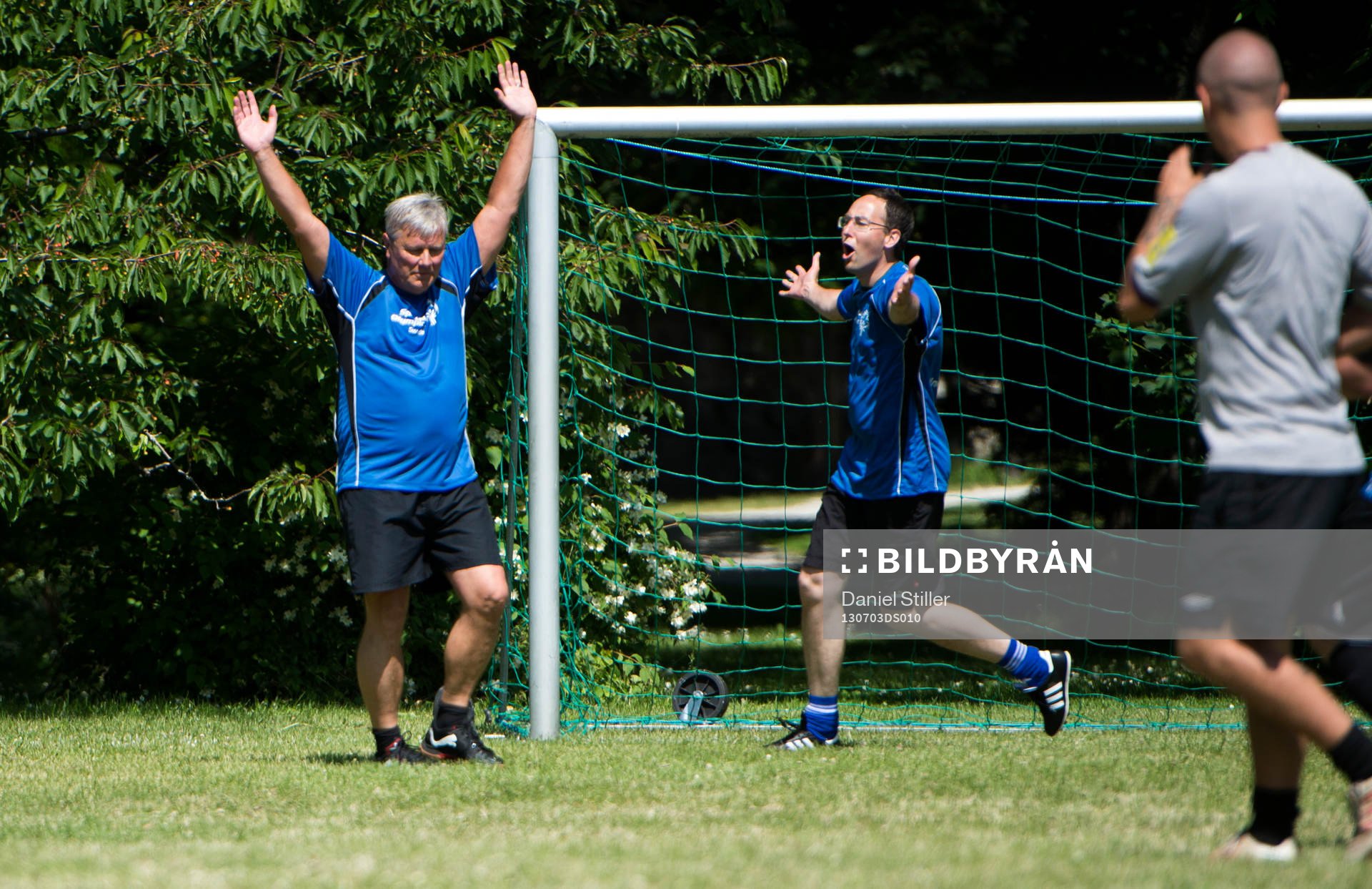 Lars Ohly och andra politiker spelar en match i fotboll