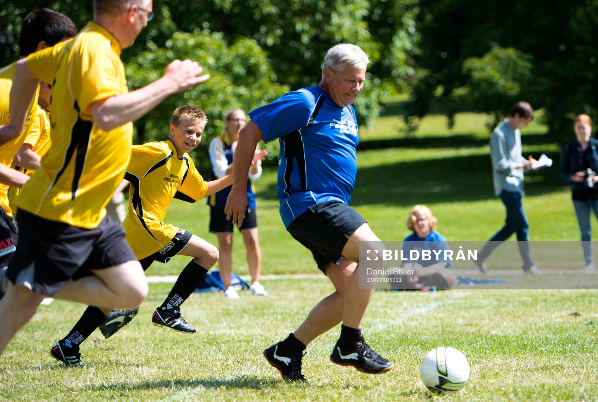 Lars Ohly och andra politiker spelar en match i fotboll