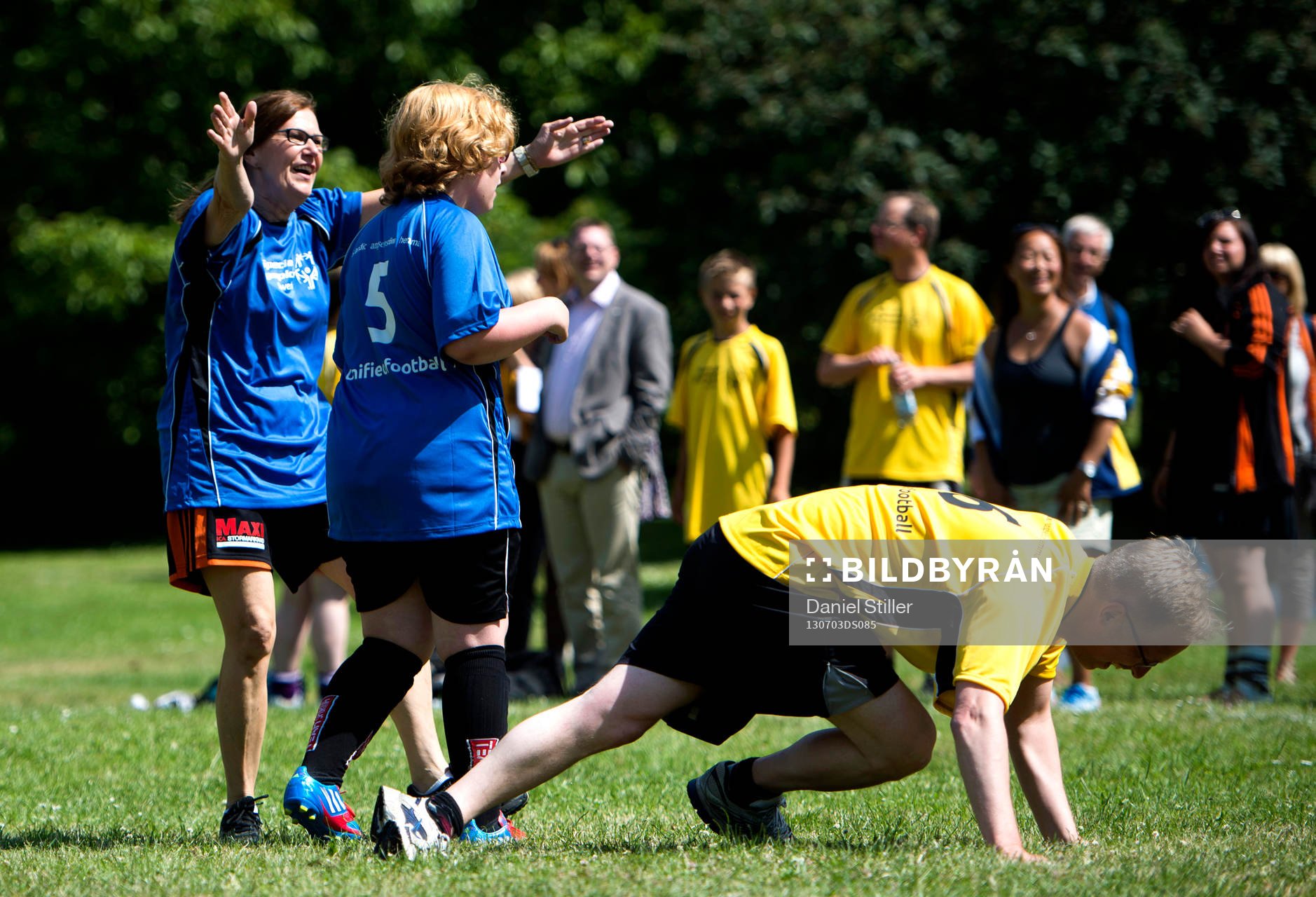 Politiker spelar en match i fotboll