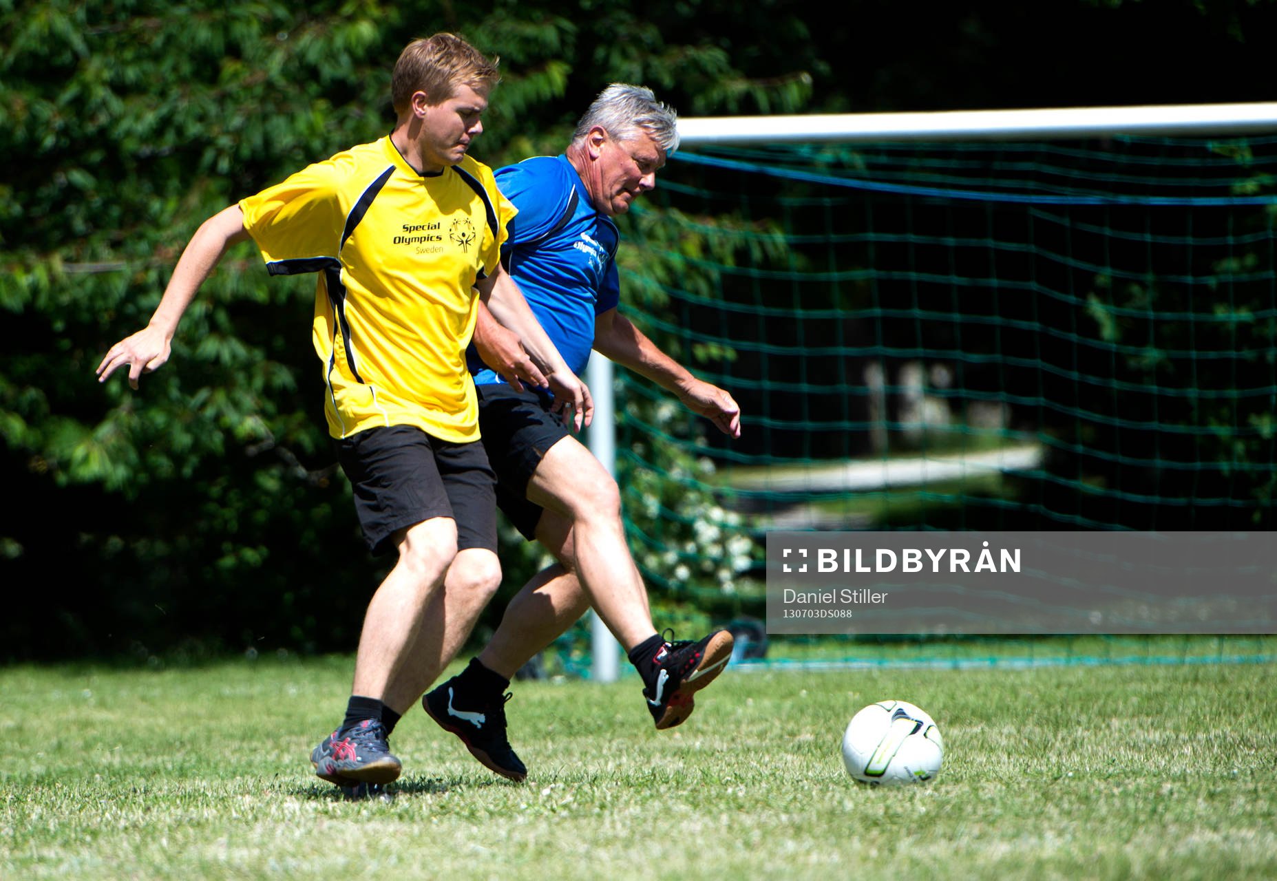 Gustav Fridolin och Lars Ohly är med och  spelar en match