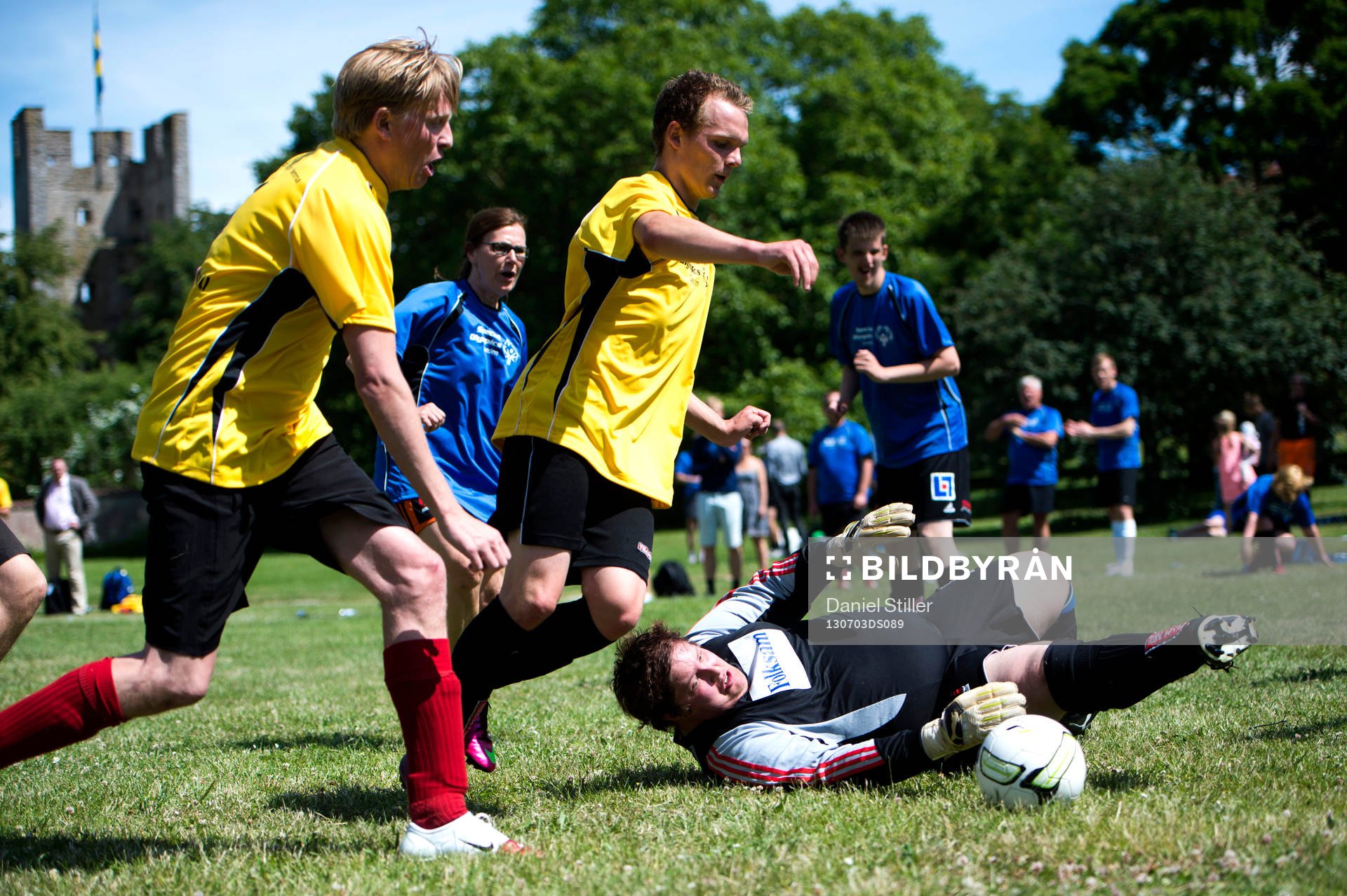 Politiker spelar en match i fotboll