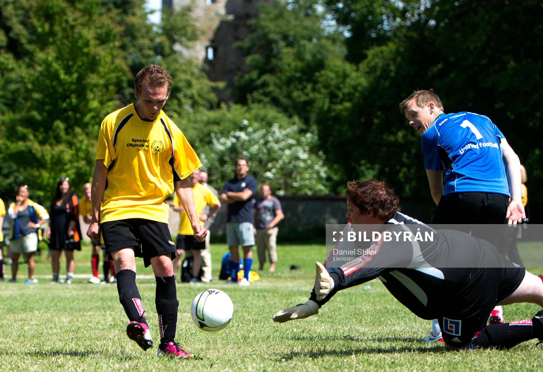 Politiker spelar en match i fotboll