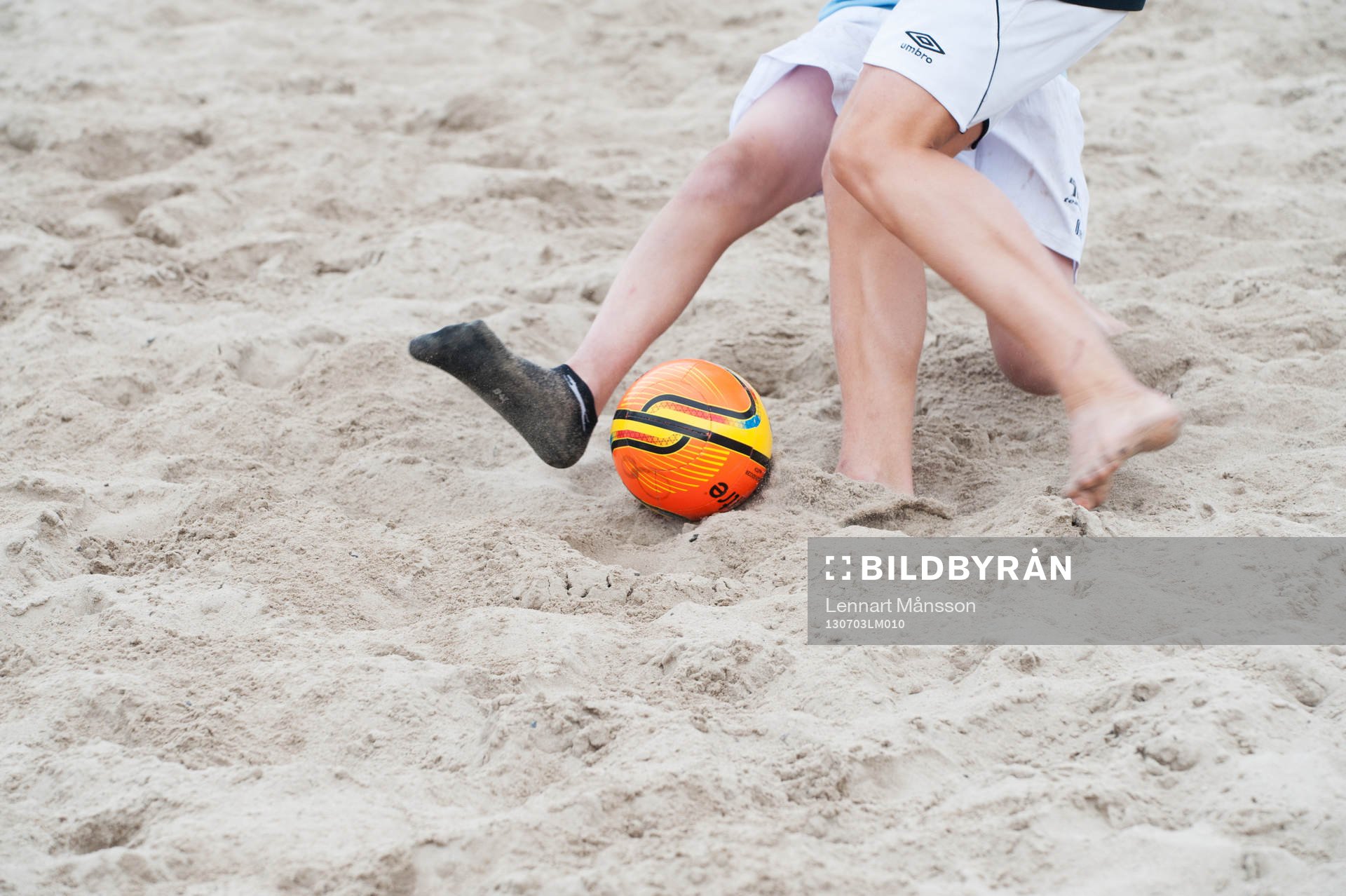 Sand, beachsoccerplan, boll, fot, fötter, närkamp,