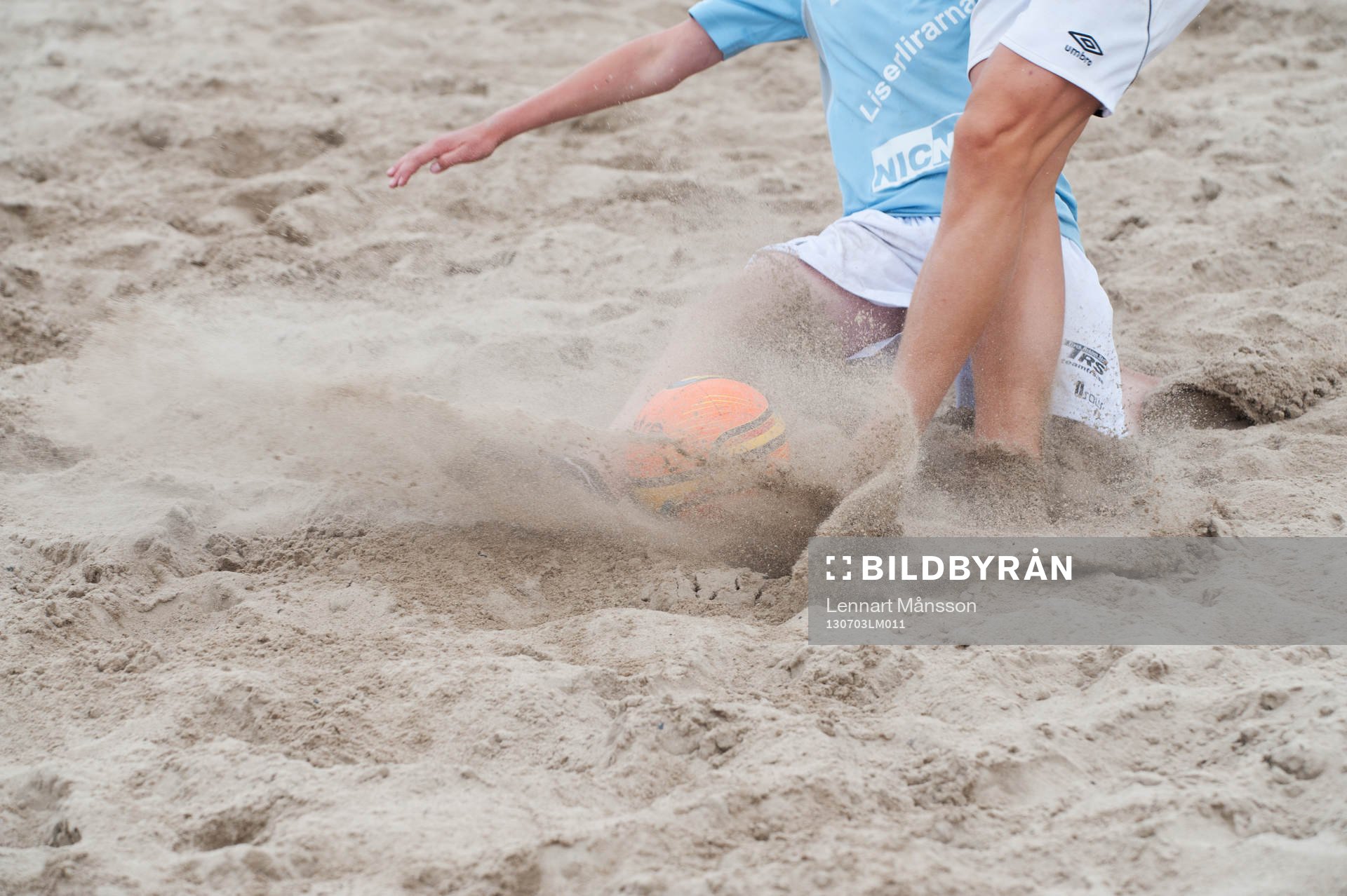Sand, beachsoccerplan, boll, fot, fötter, närkamp,