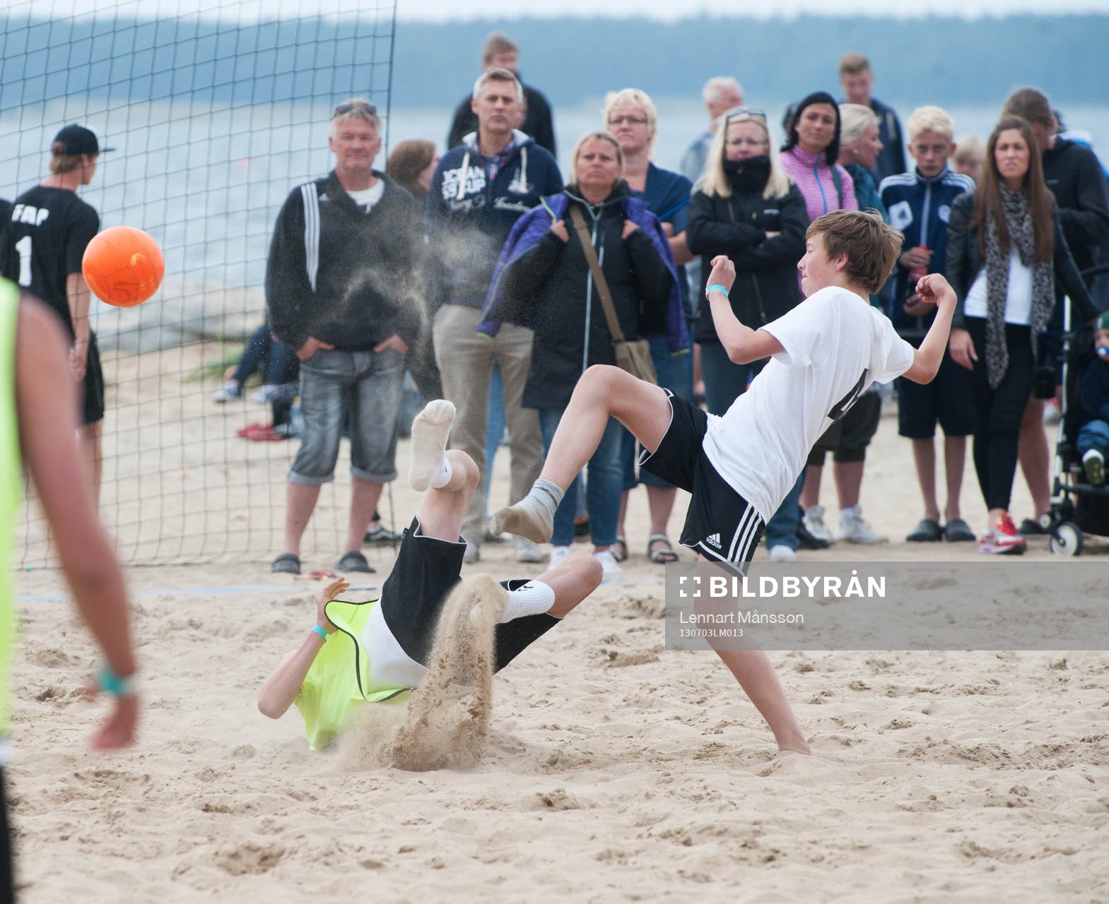Sand, beachsoccerplan, boll, fot, fötter, närkamp