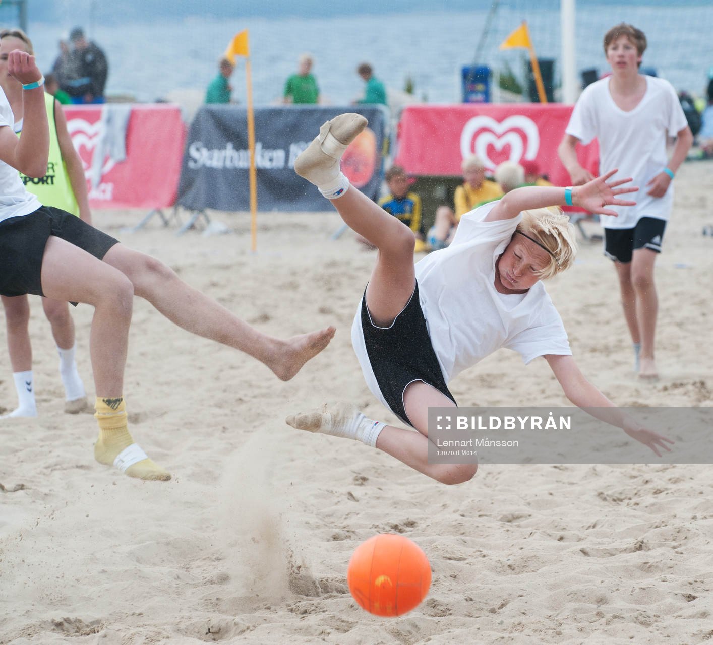 Sand, beachsoccerplan, boll, fot, fötter, närkamp,