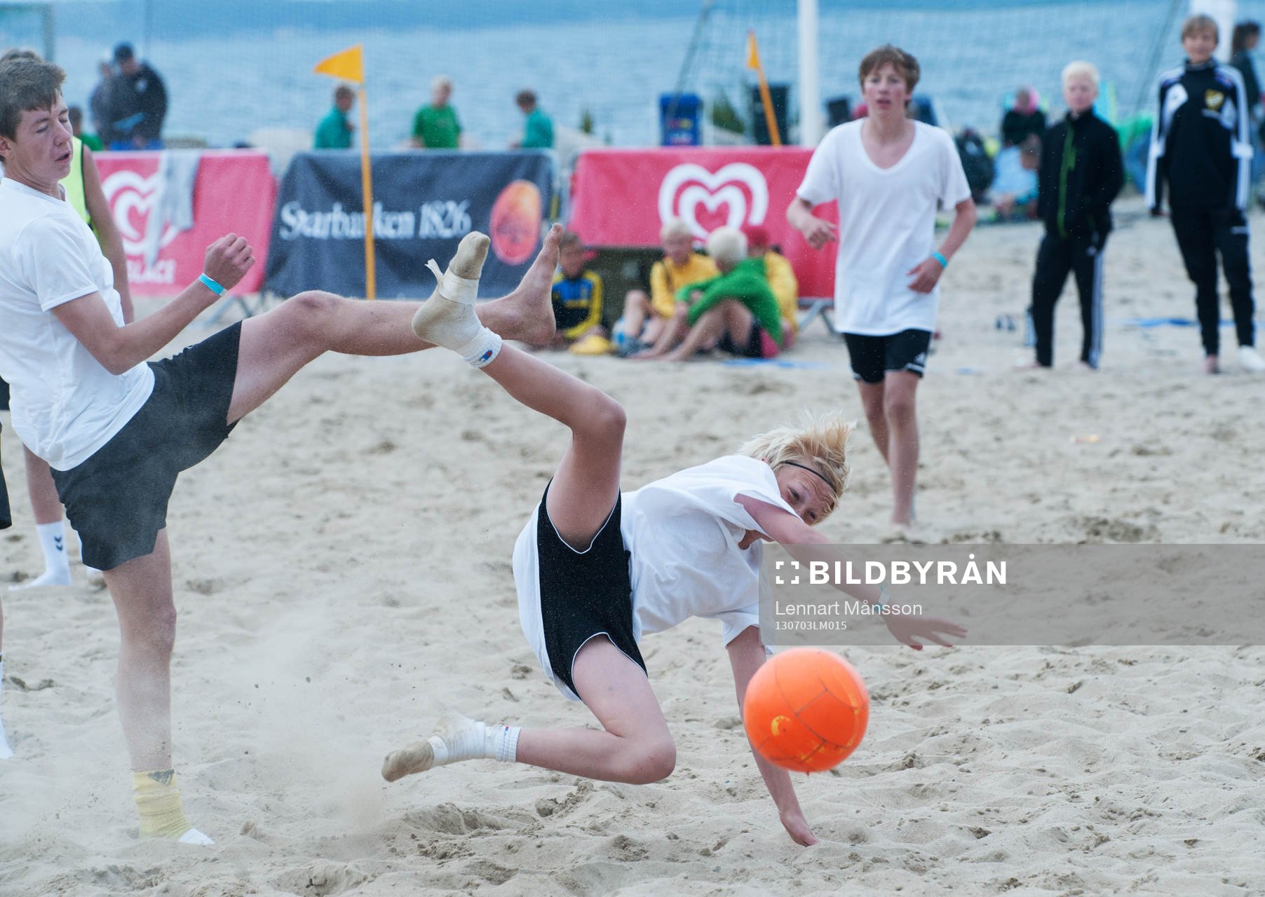 Sand, beachsoccerplan, boll, fot, fötter, närkamp,