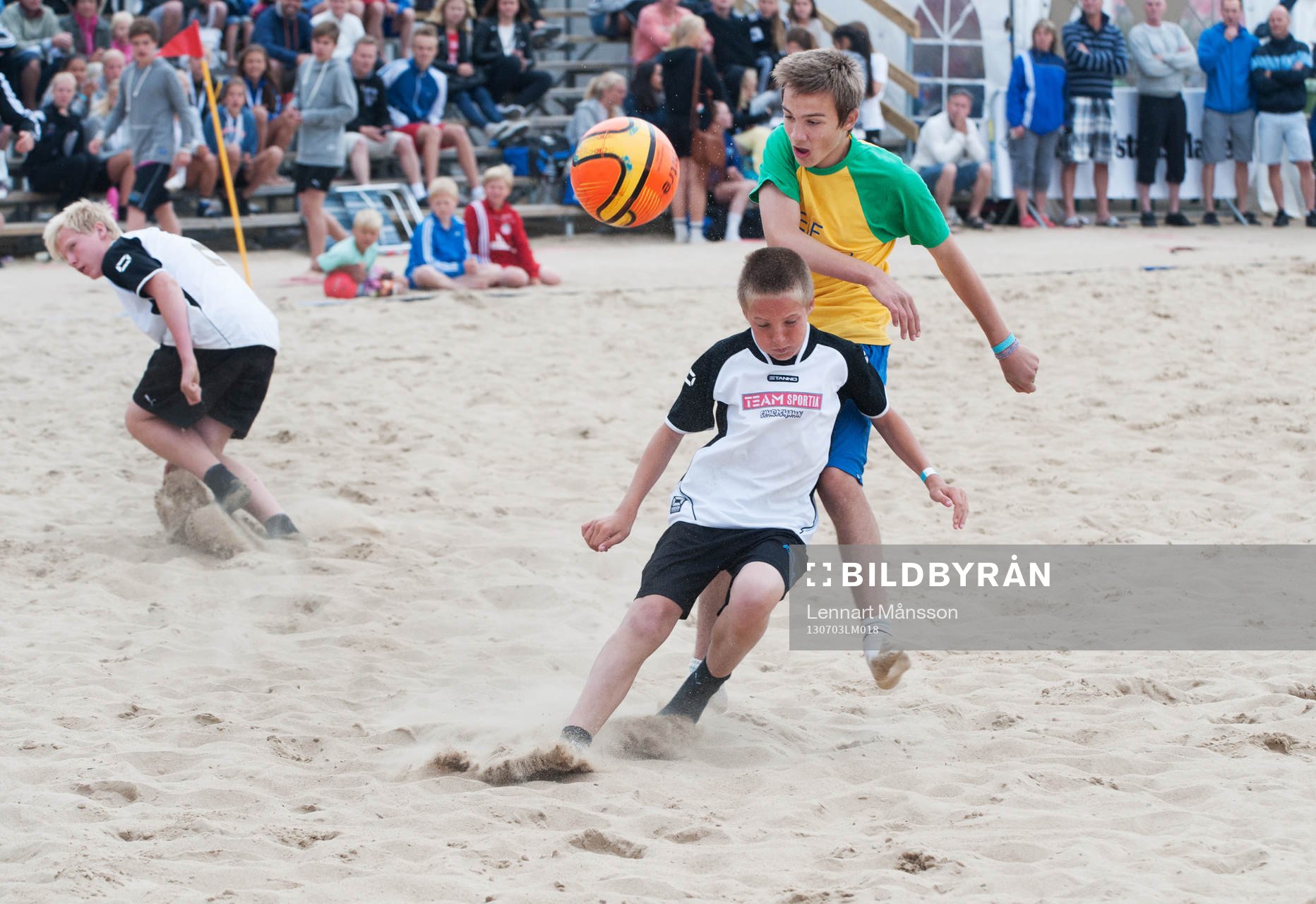 Sand, beachsoccerplan, boll, fot, fötter, närkamp